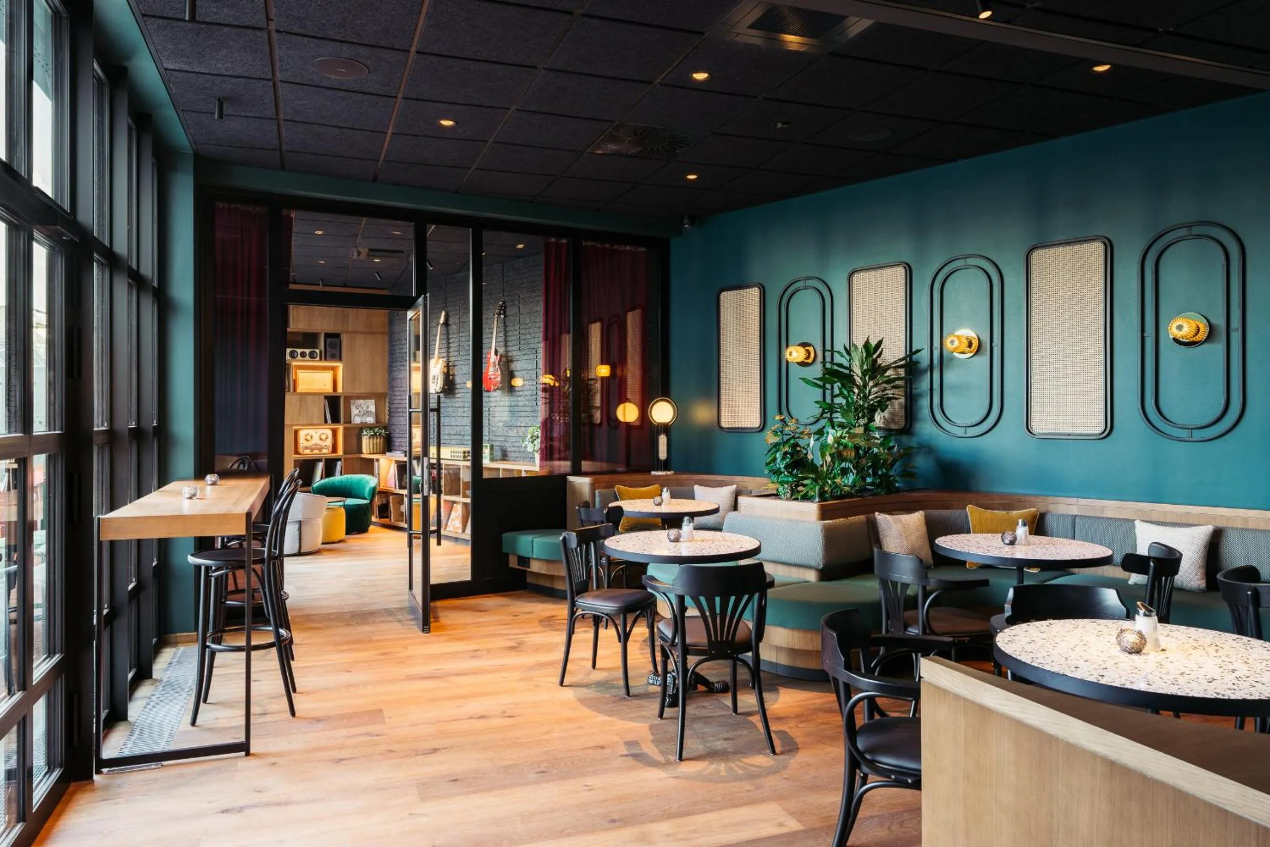 Restaurant/places to eat in Hotel Schani UNO City