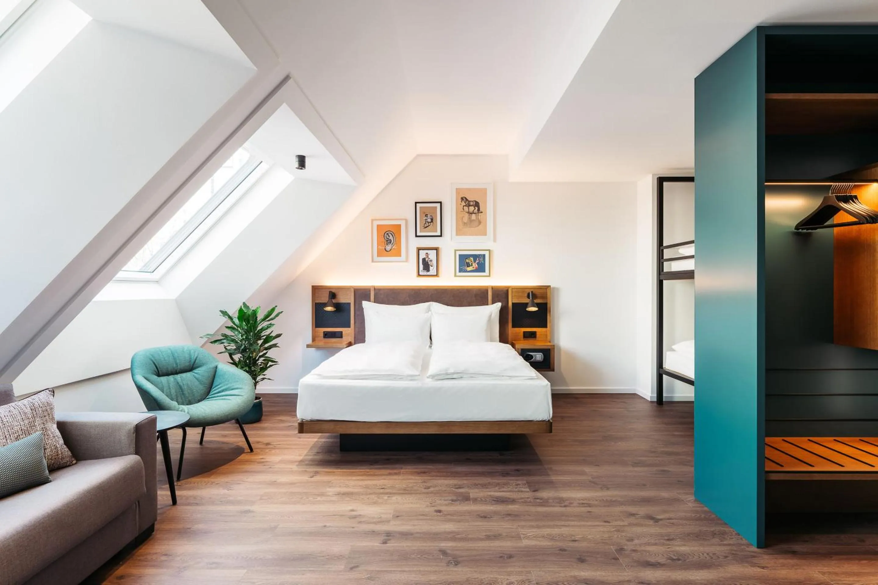 Photo of the whole room, Bed in Hotel Schani UNO City