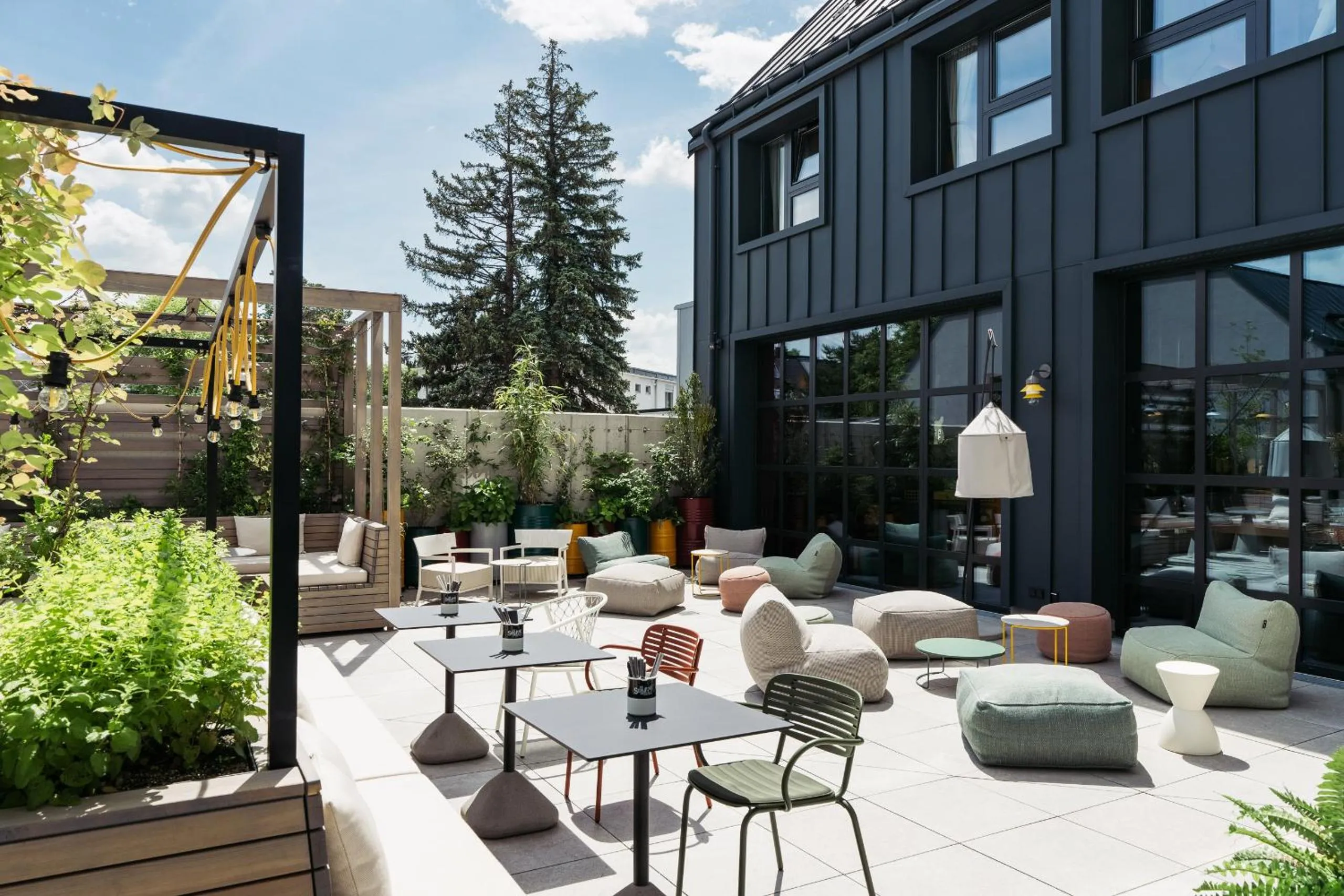 Garden in Hotel Schani UNO City