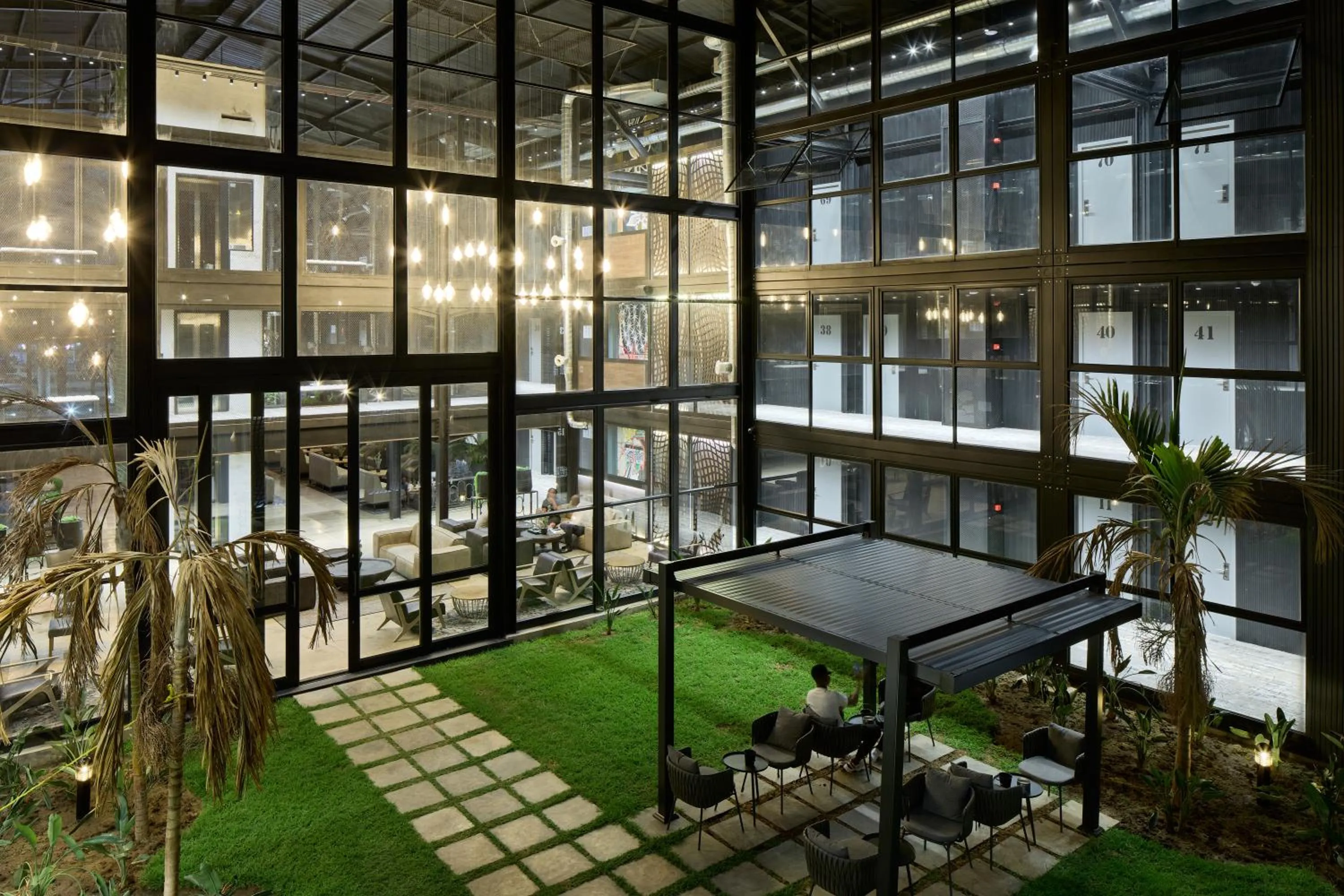 Restaurant/places to eat in Cargo88 Hotel