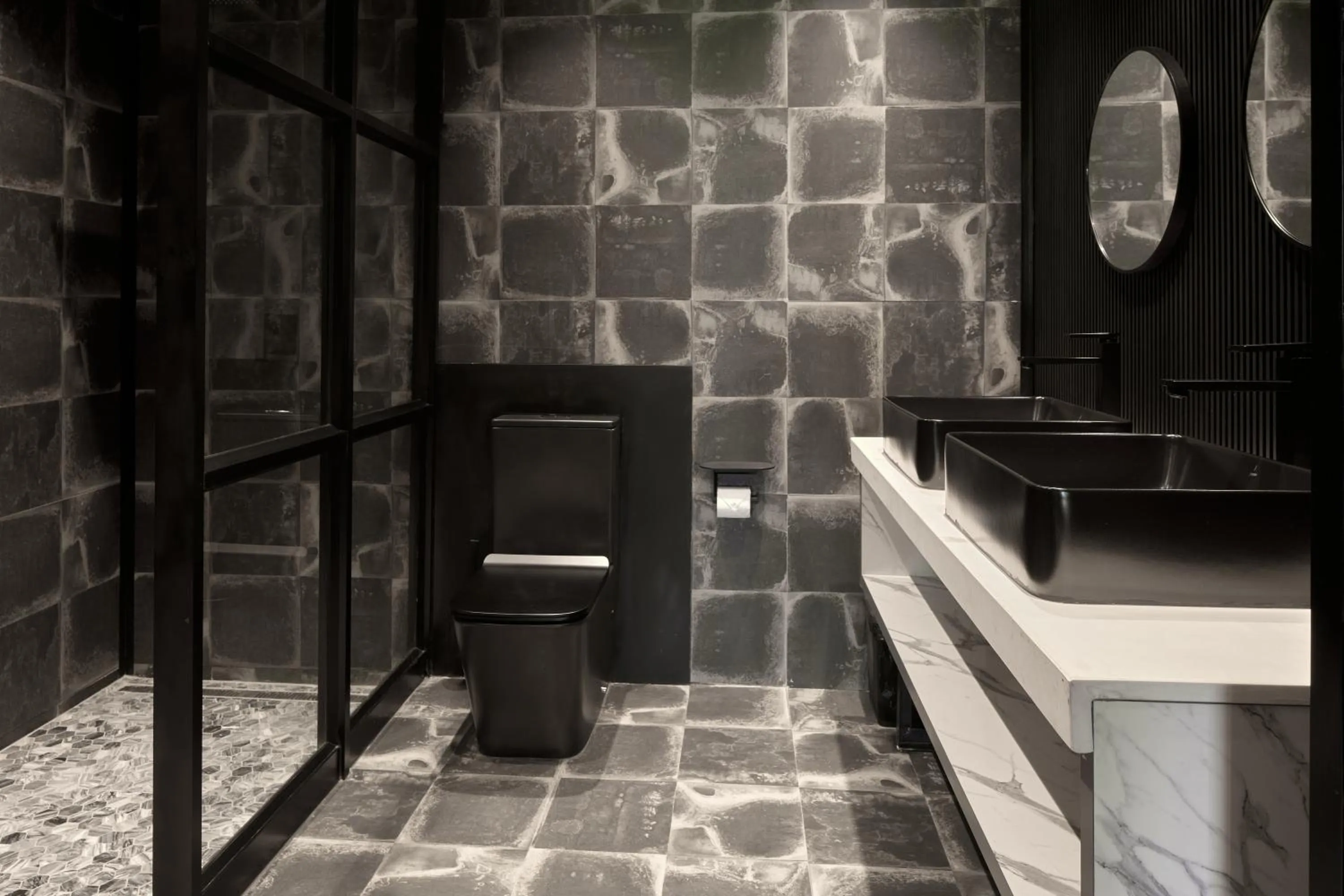 Toilet in Cargo88 Hotel