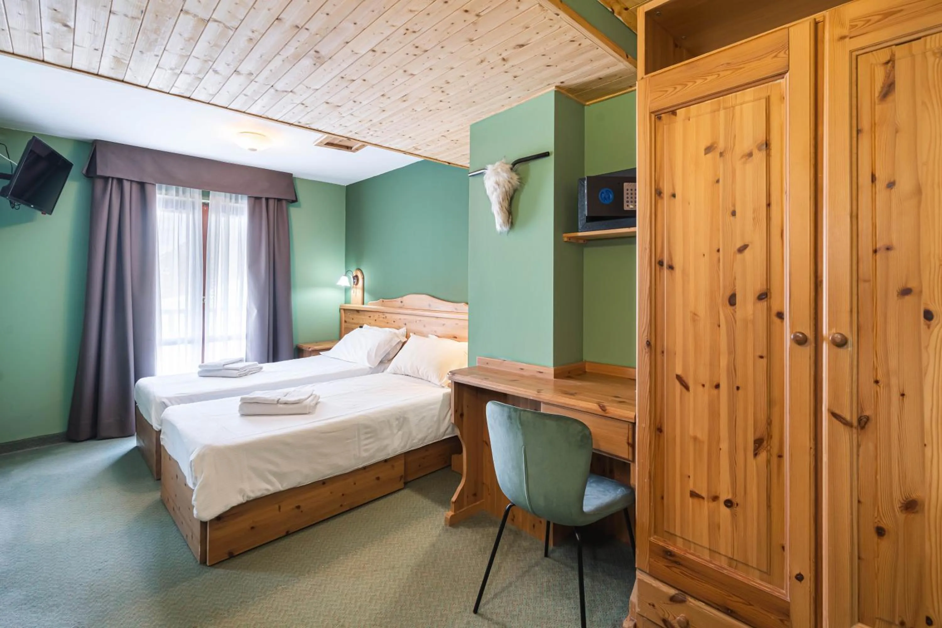 Bedroom, Bed in CHALET DES ALPES