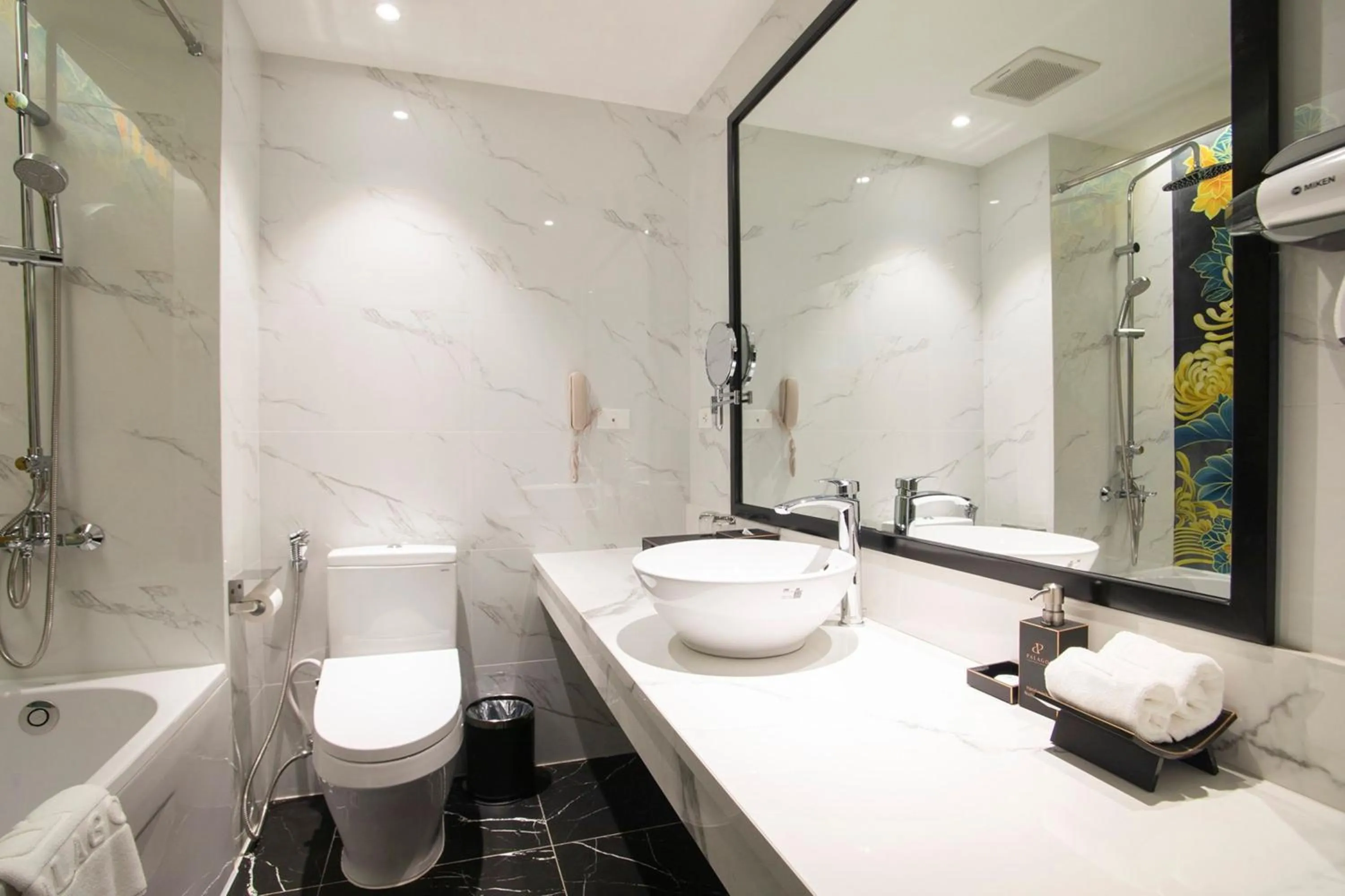 Shower in PALAGO BOUTIQUE HOTEL