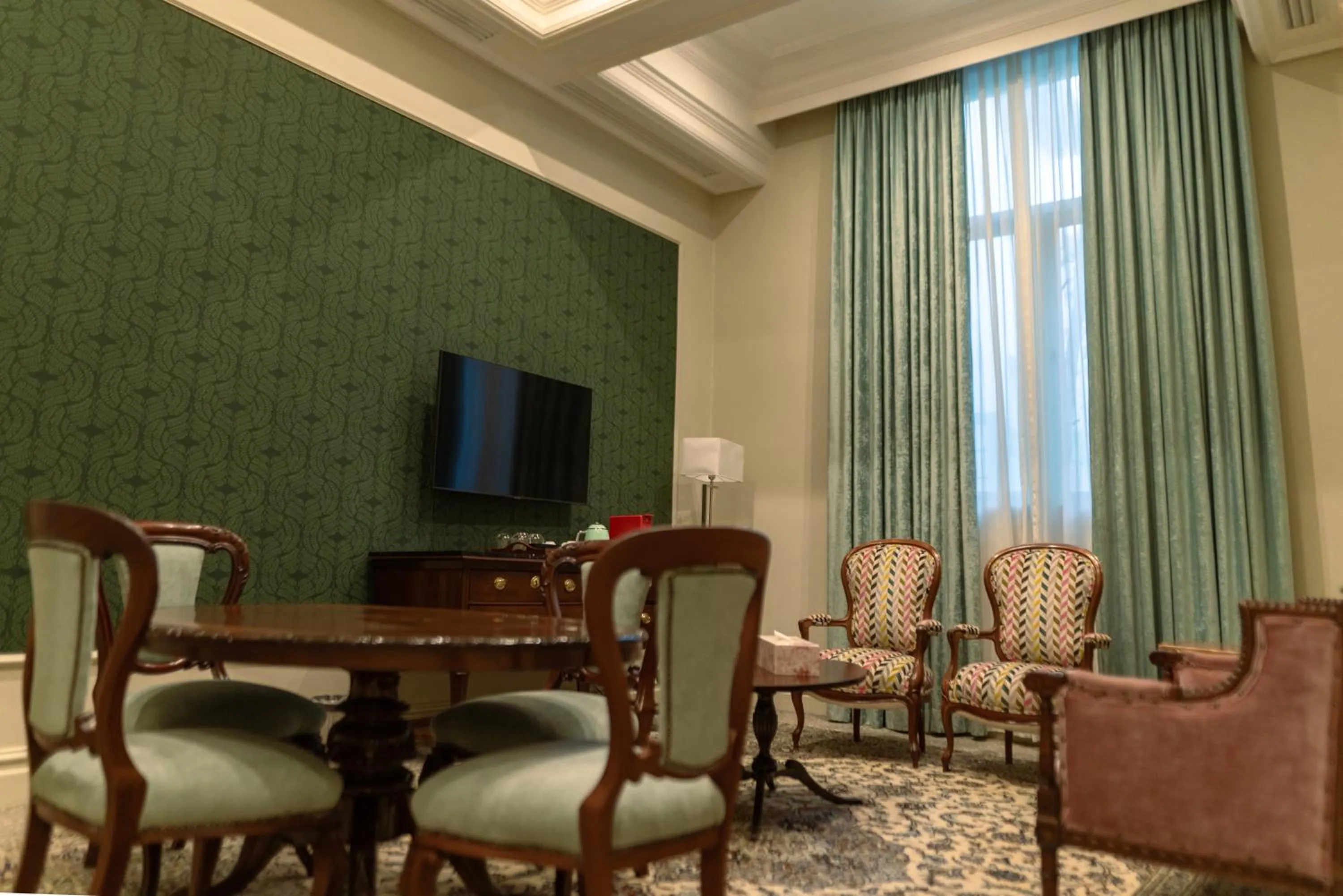 Communal lounge/ TV room in The Monarch Hotel