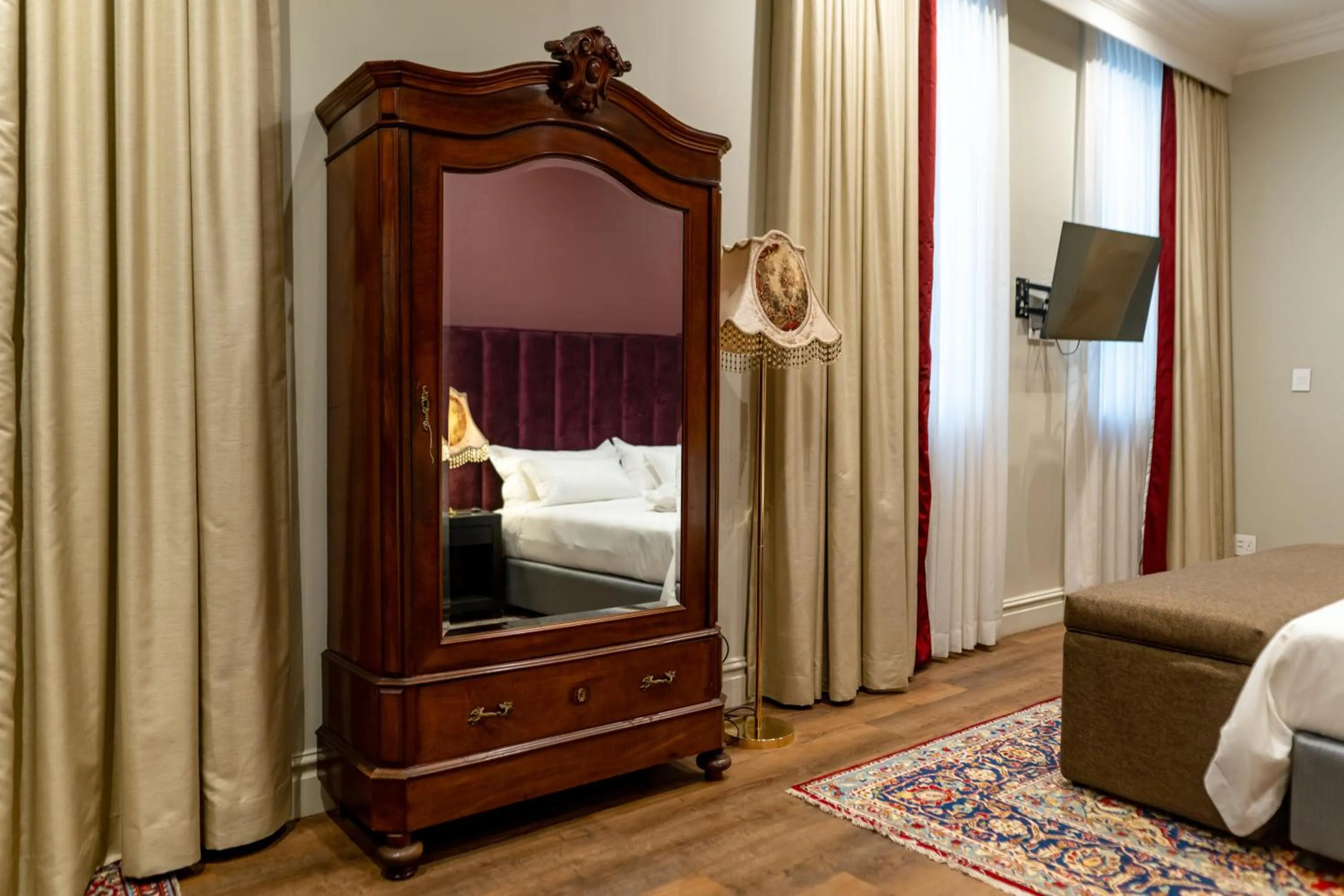 wardrobe, Bed in The Monarch Hotel