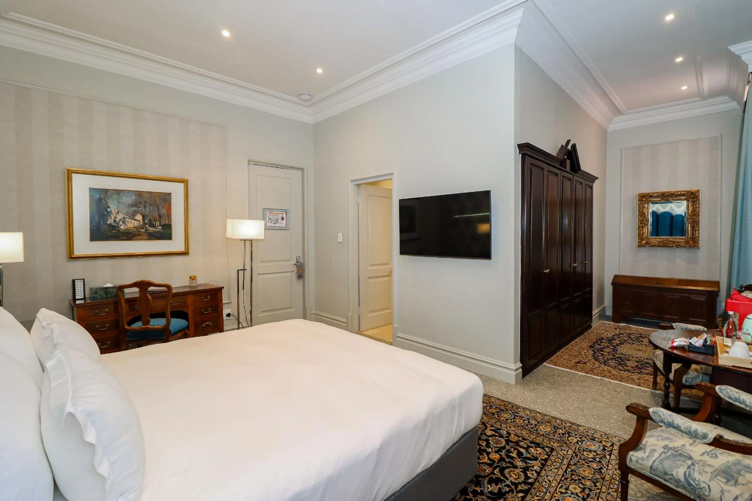 Communal lounge/ TV room, Bed in The Monarch Hotel