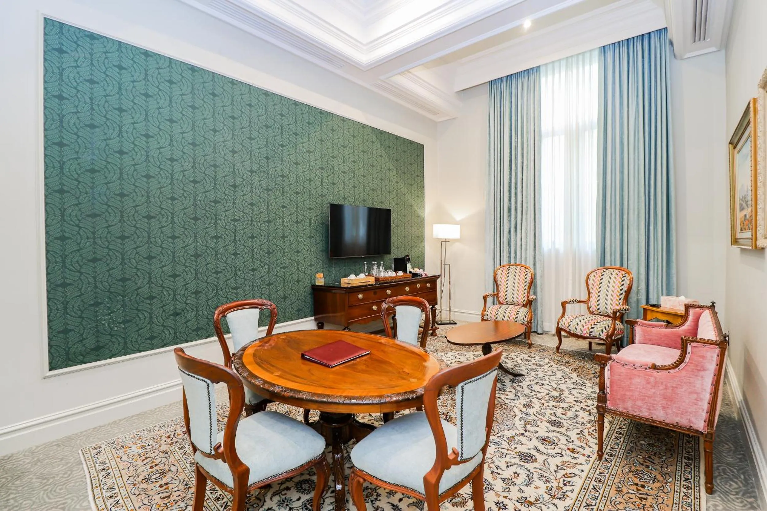 Communal lounge/ TV room in The Monarch Hotel