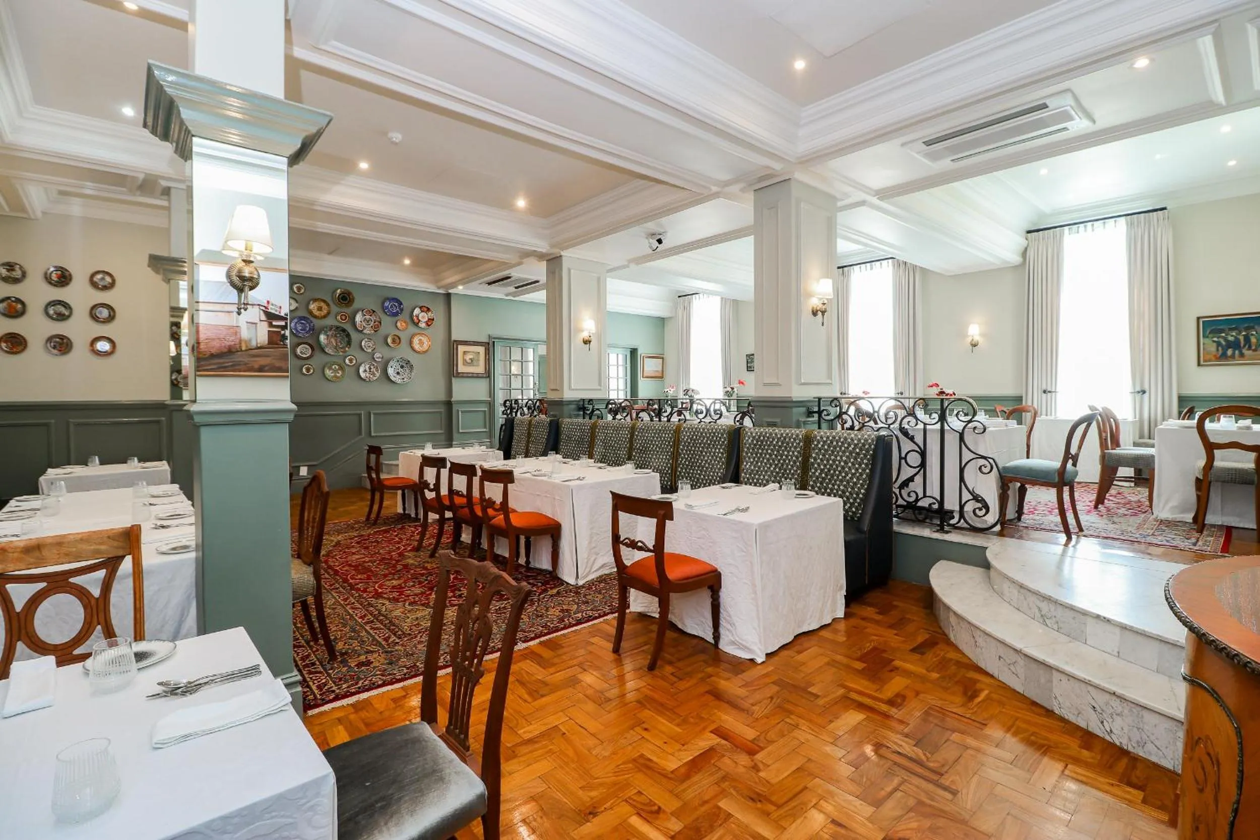 Restaurant/places to eat in The Monarch Hotel