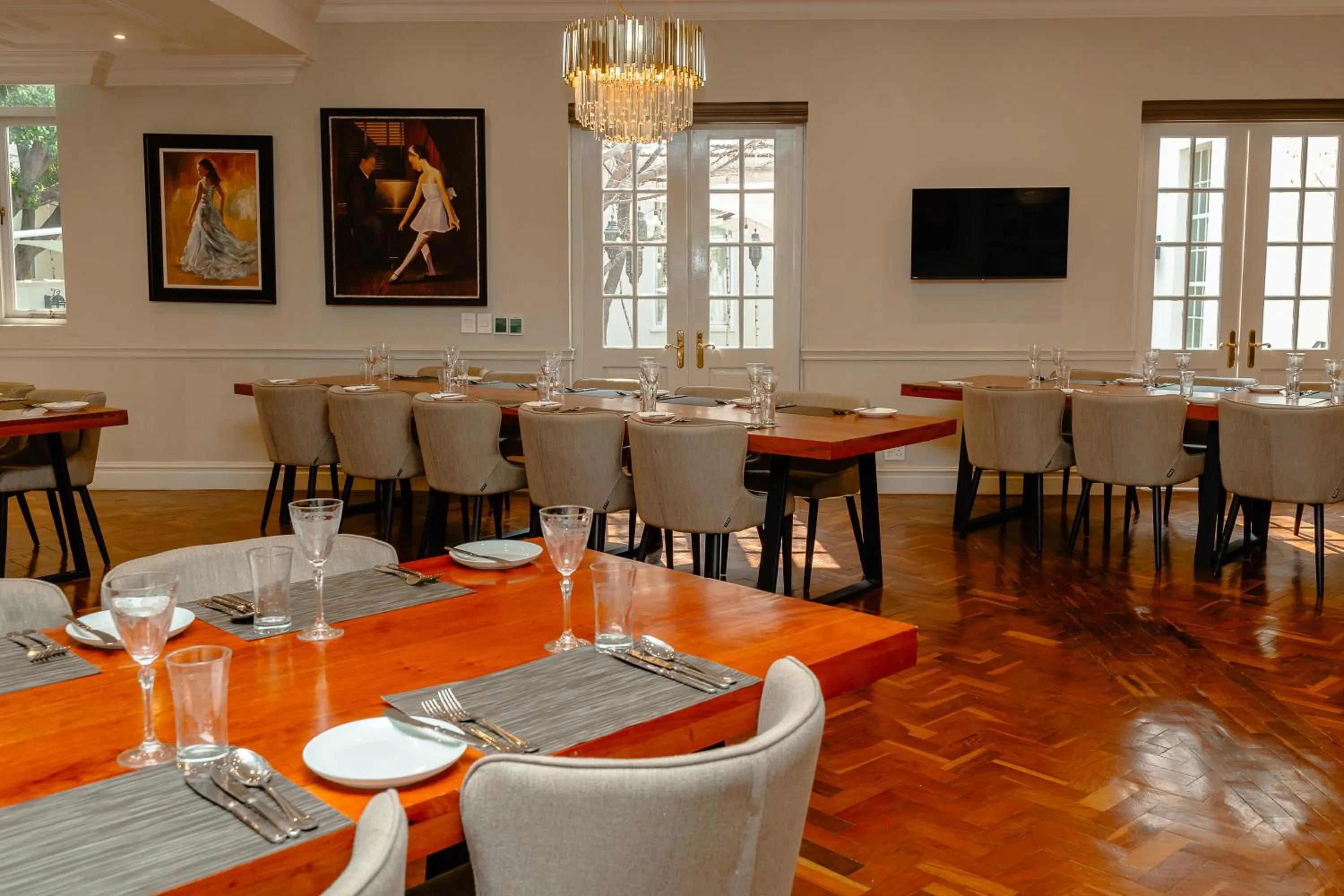 Restaurant/places to eat in The Monarch Hotel