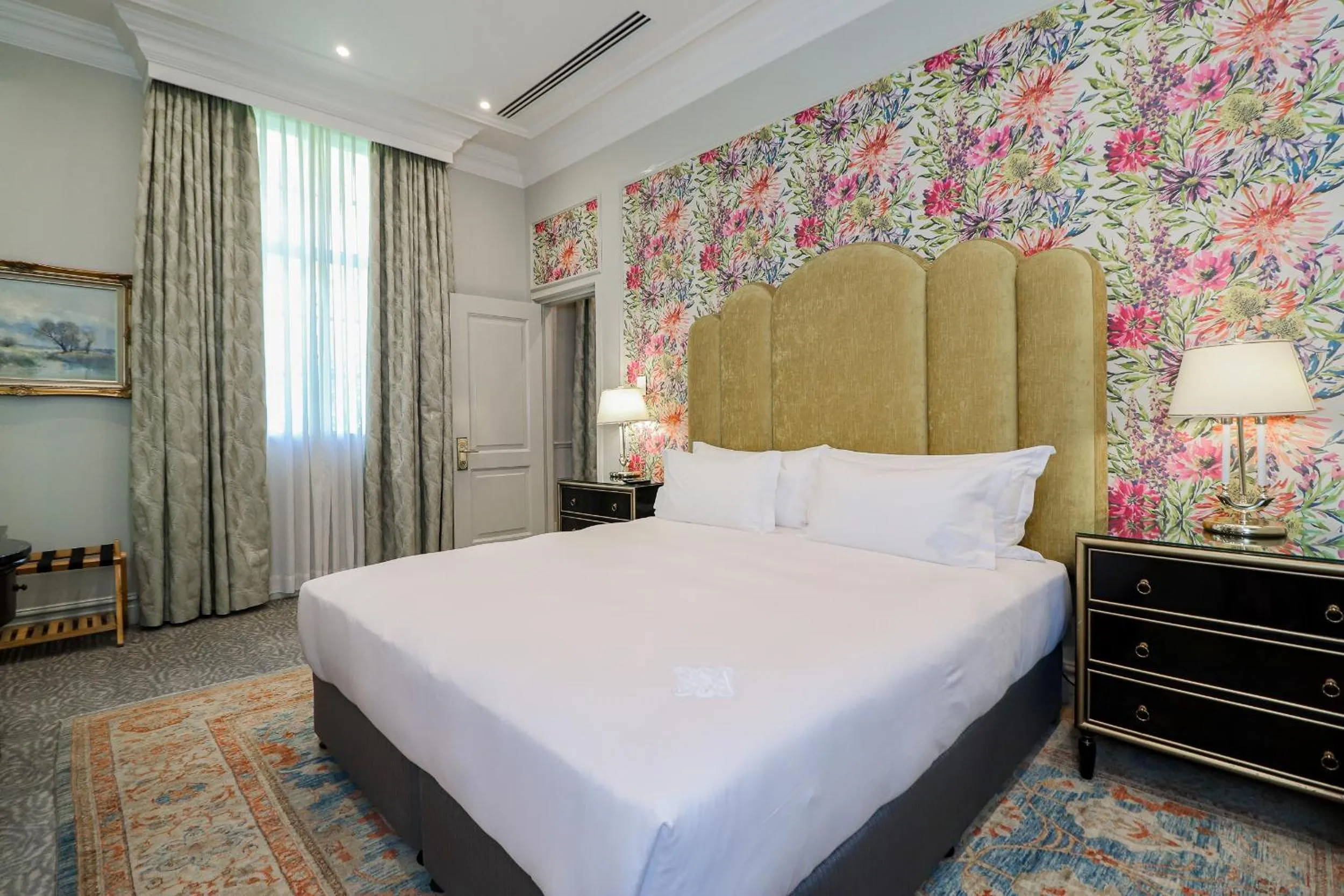 Bedroom, Bed in The Monarch Hotel