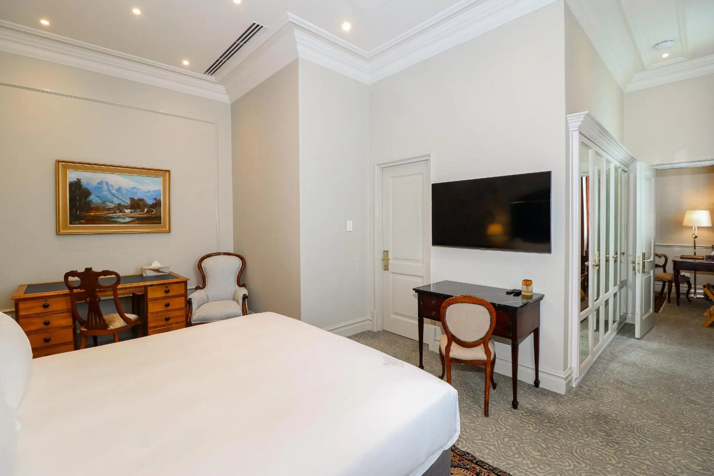 TV and multimedia, Bed in The Monarch Hotel