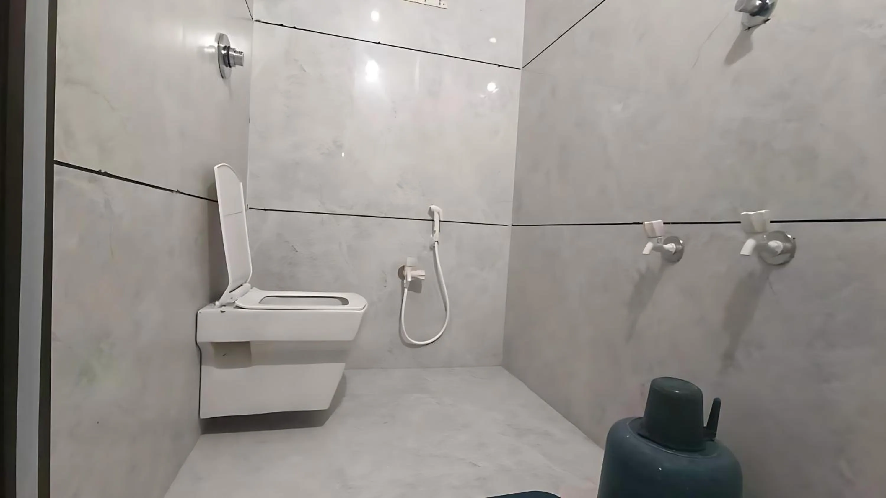 Shower in AamraKunj Gir Resort