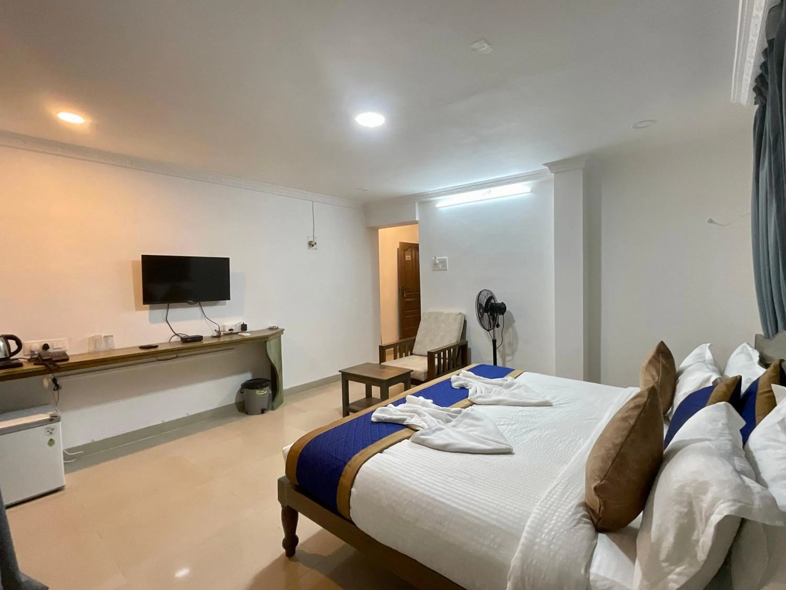 Communal lounge/ TV room, Bed in Nagas Hotel Satyavati Morjim