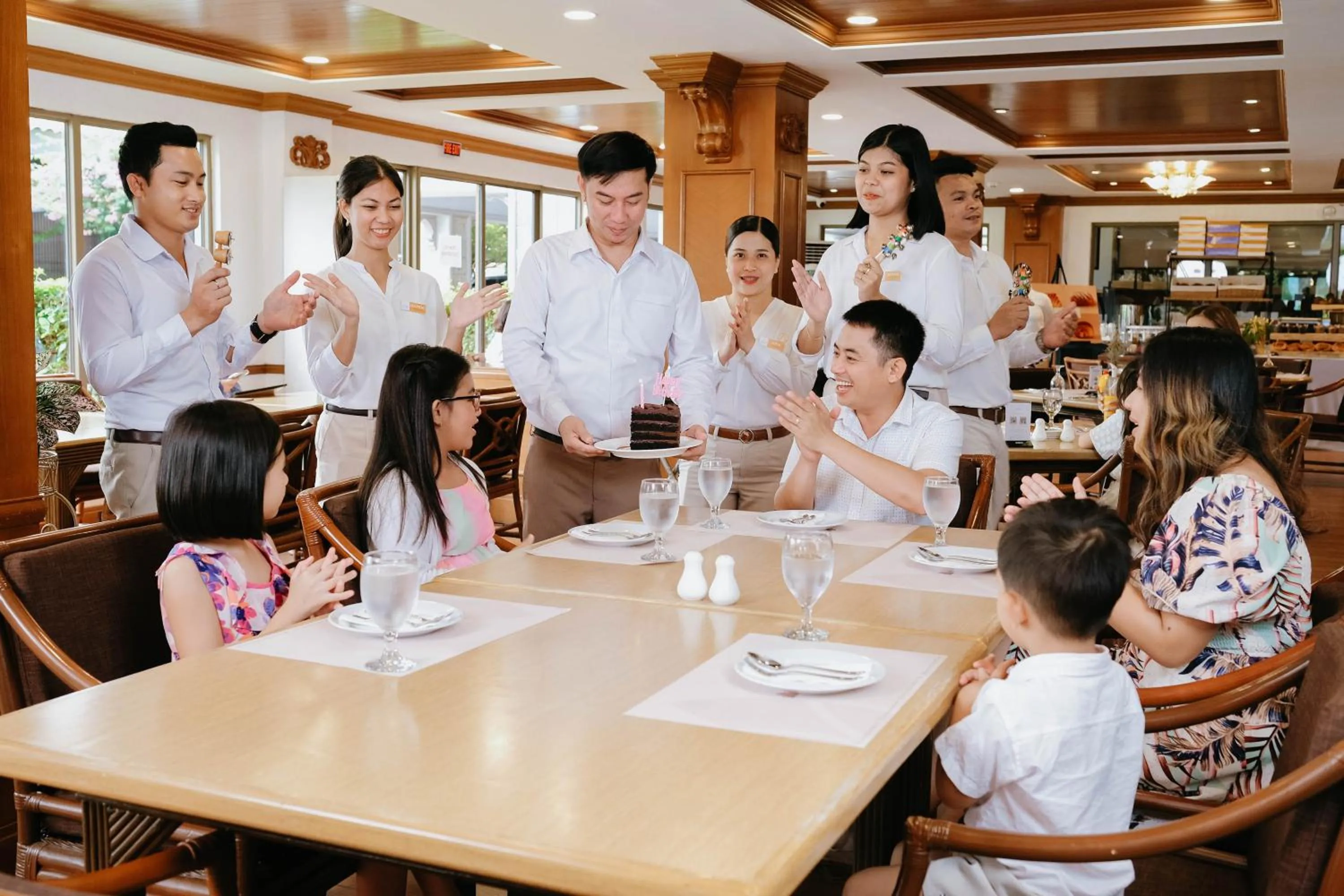 Restaurant/places to eat in The Suites At Mount Malarayat