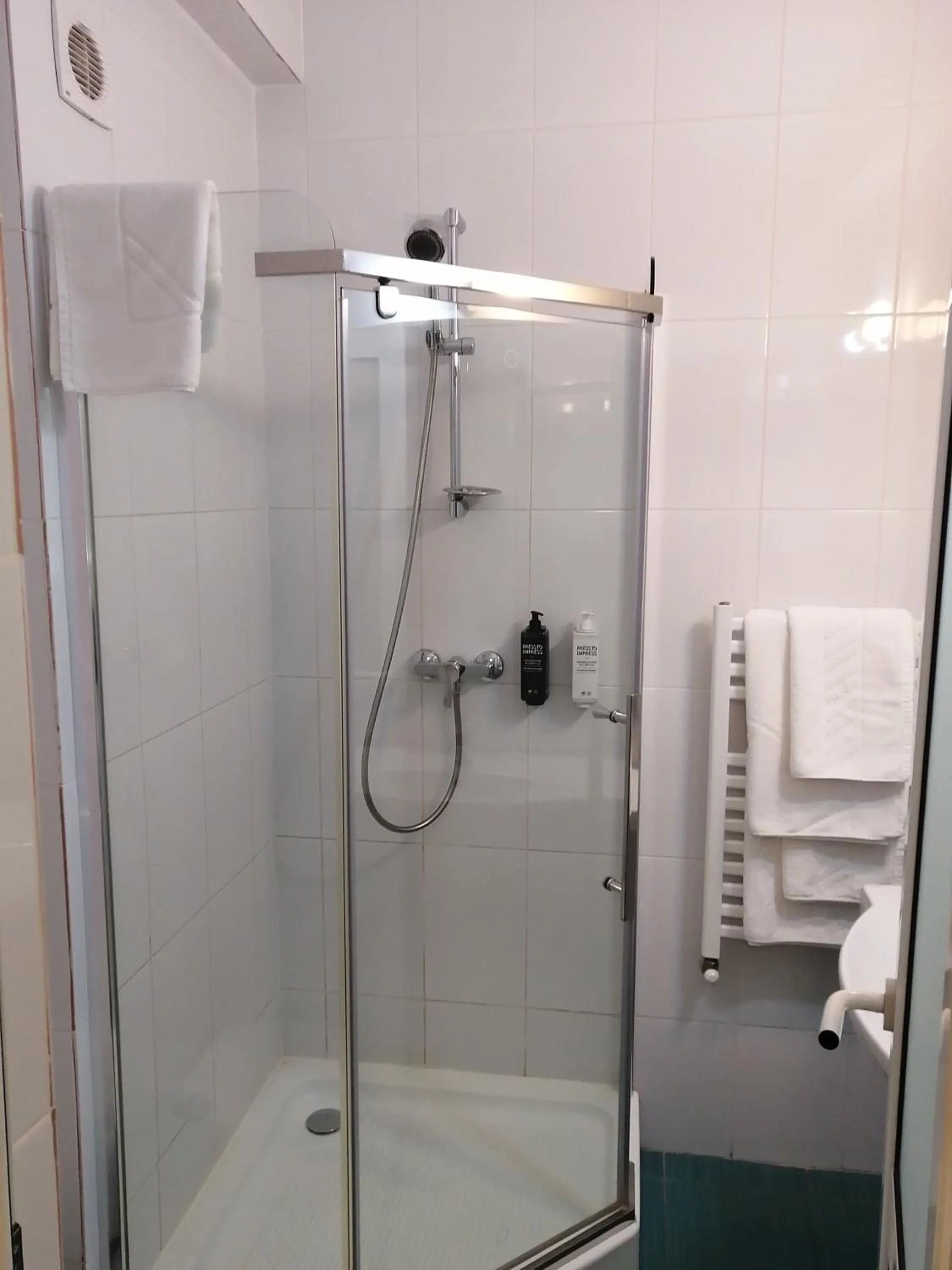 Bathroom in ibis Styles Dunarea Galati