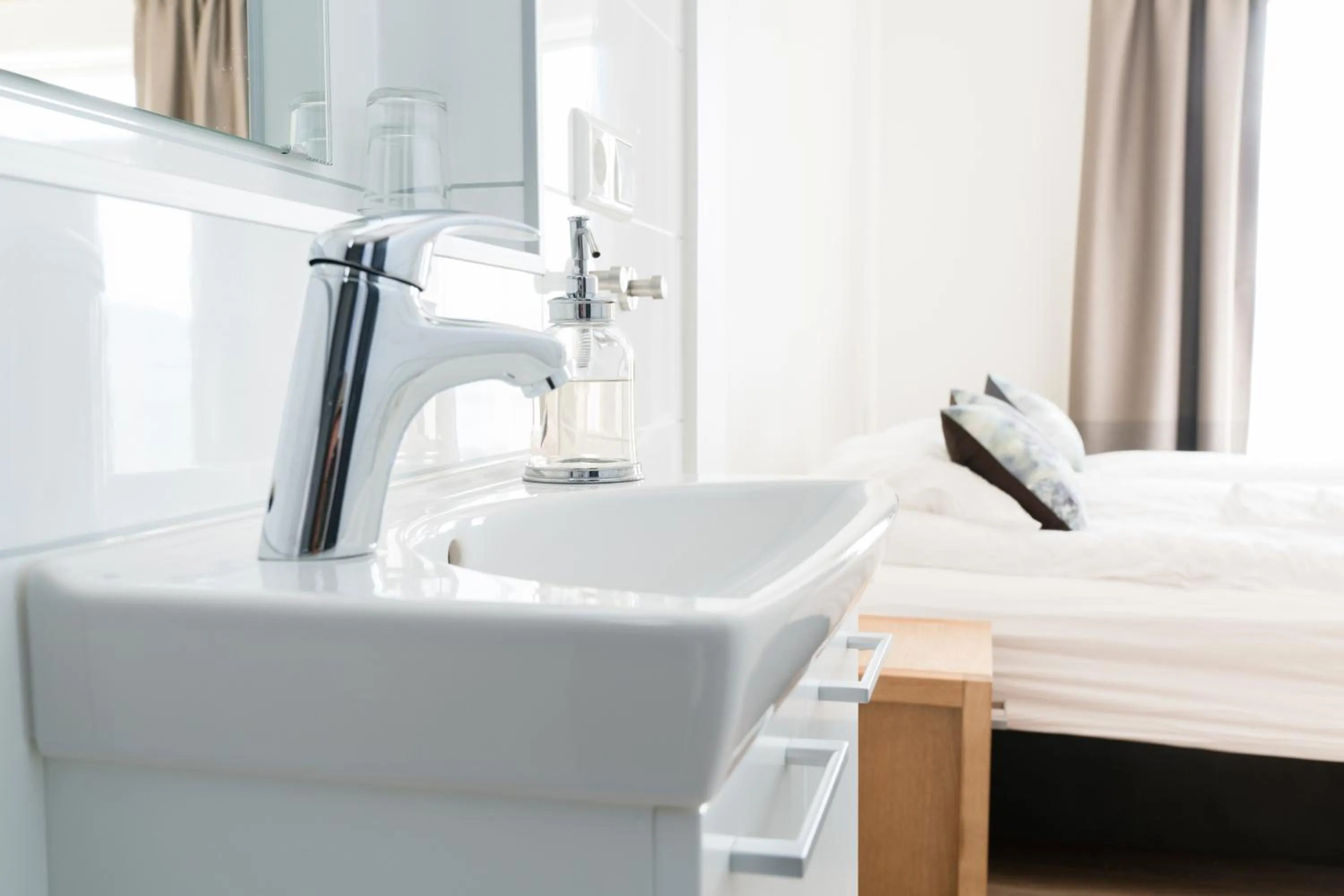 Bathroom, Bed in Hotel West