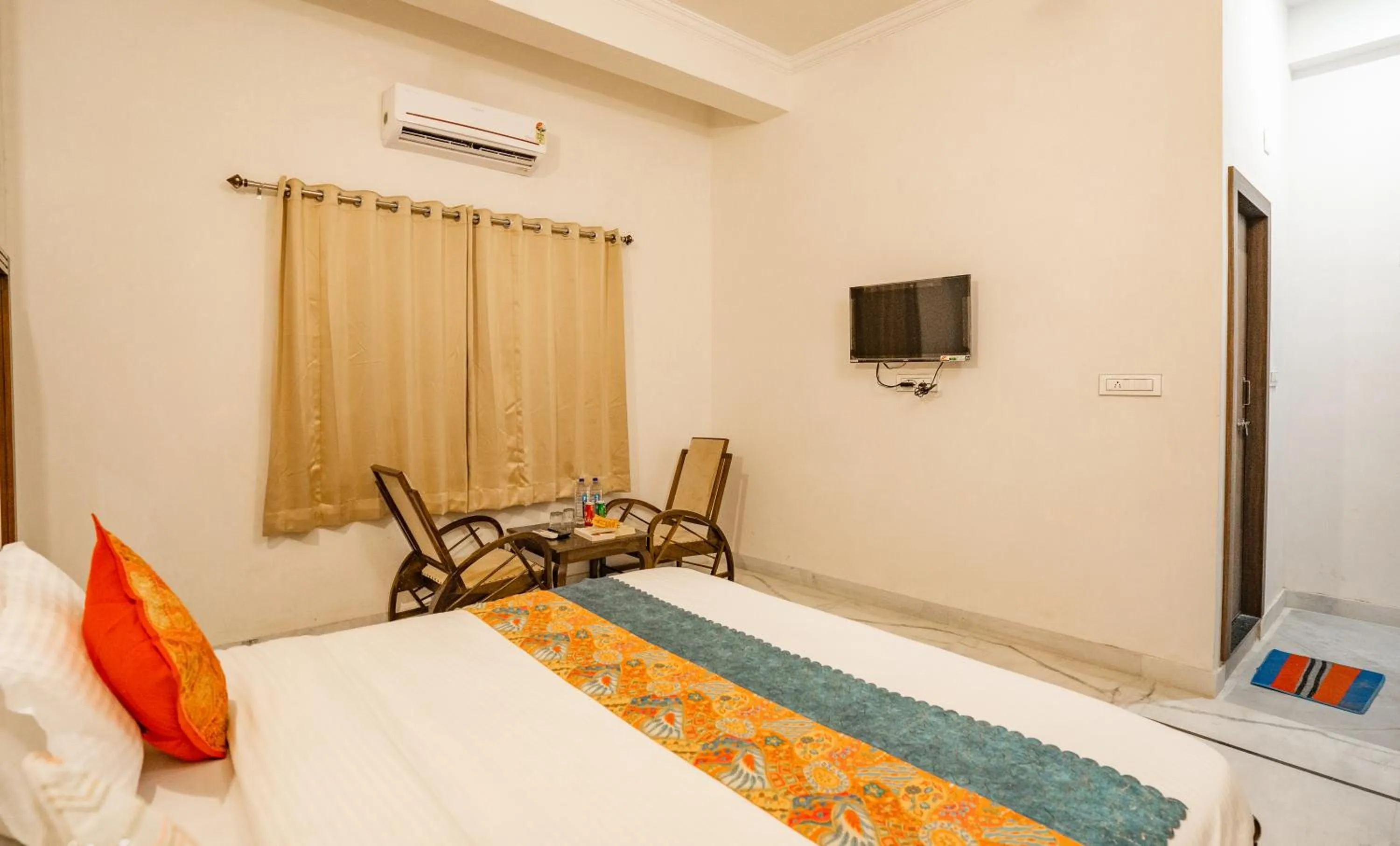 Photo of the whole room, Bed in Villa Tha Gadh Bansiya