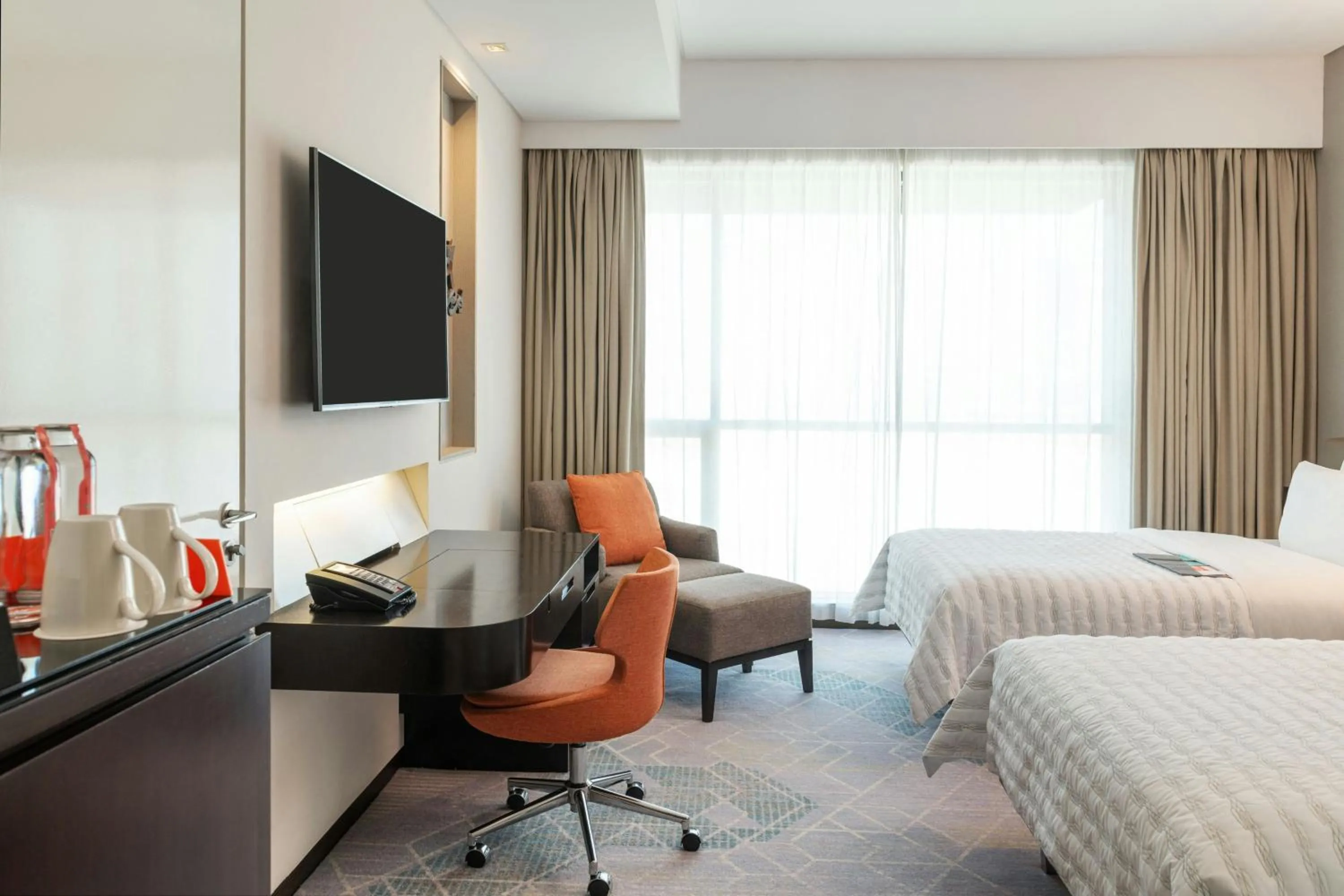 Lounge or bar, Bed in Le Meridien City Centre Bahrain