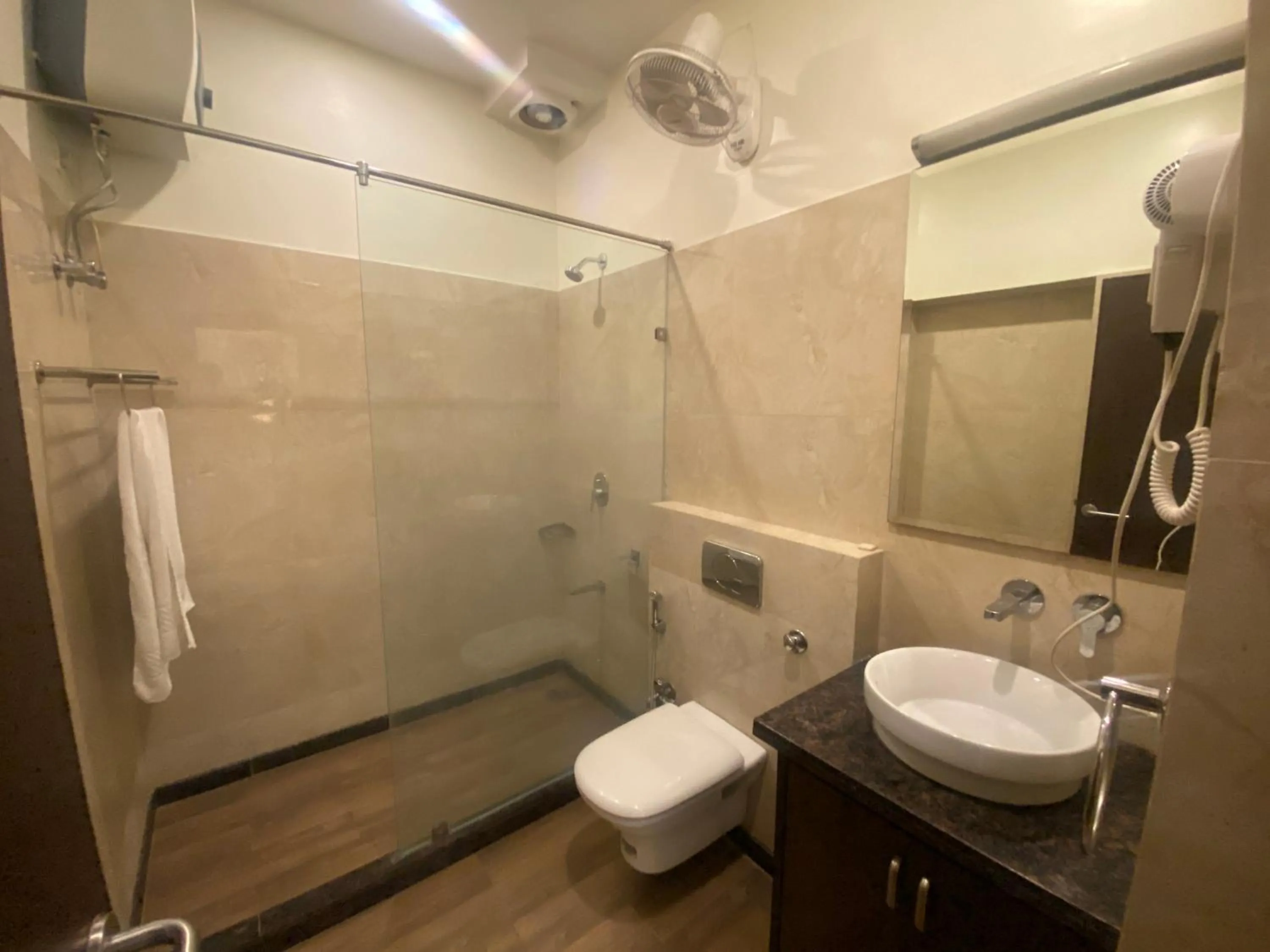 Shower in Hotel Cedar