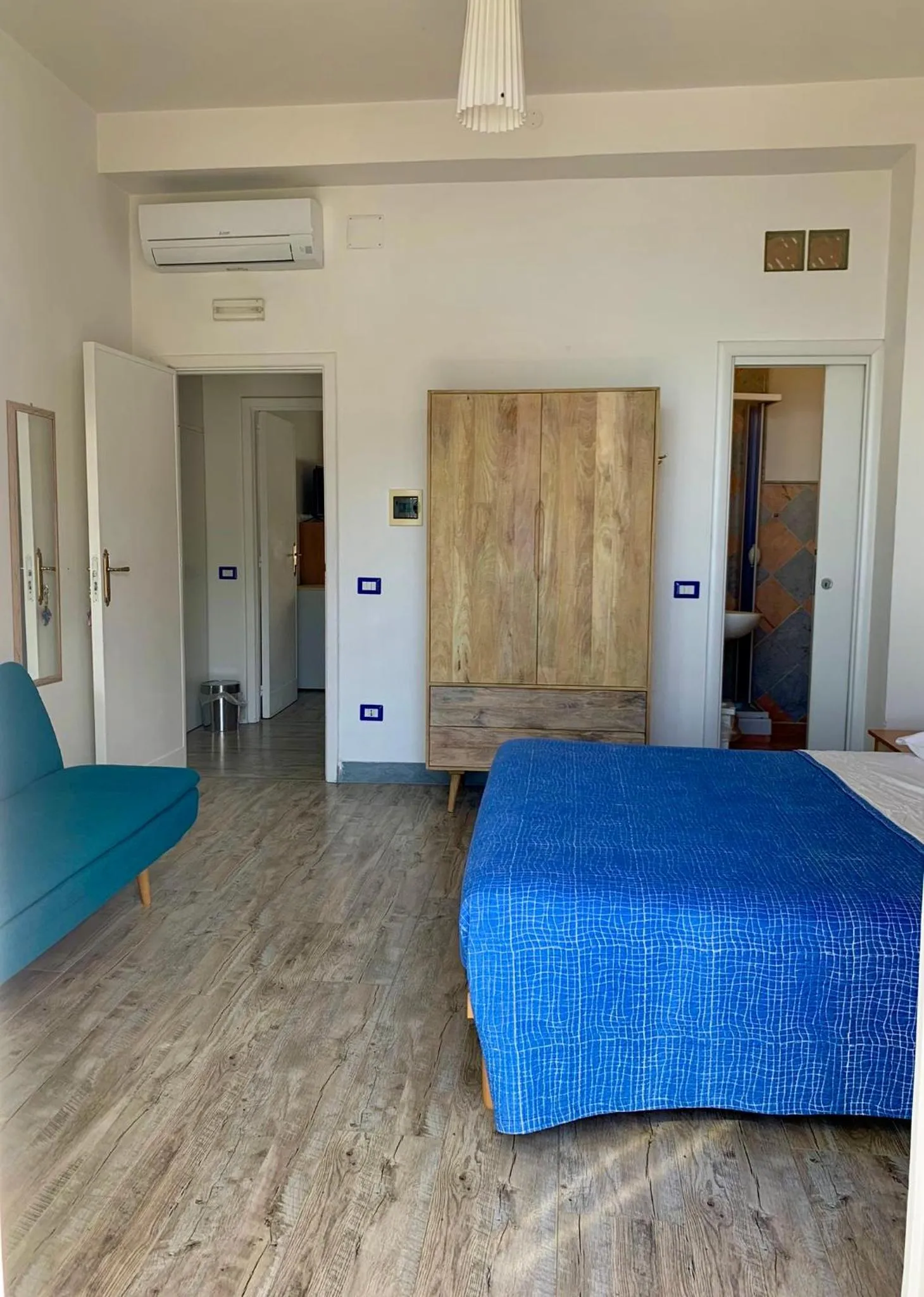 Bedroom, Bed in Mare Blu