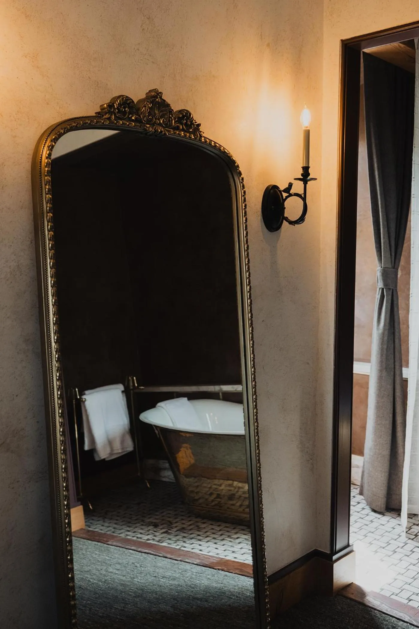 Decorative detail, Bed in Surf Hotel & Chateau