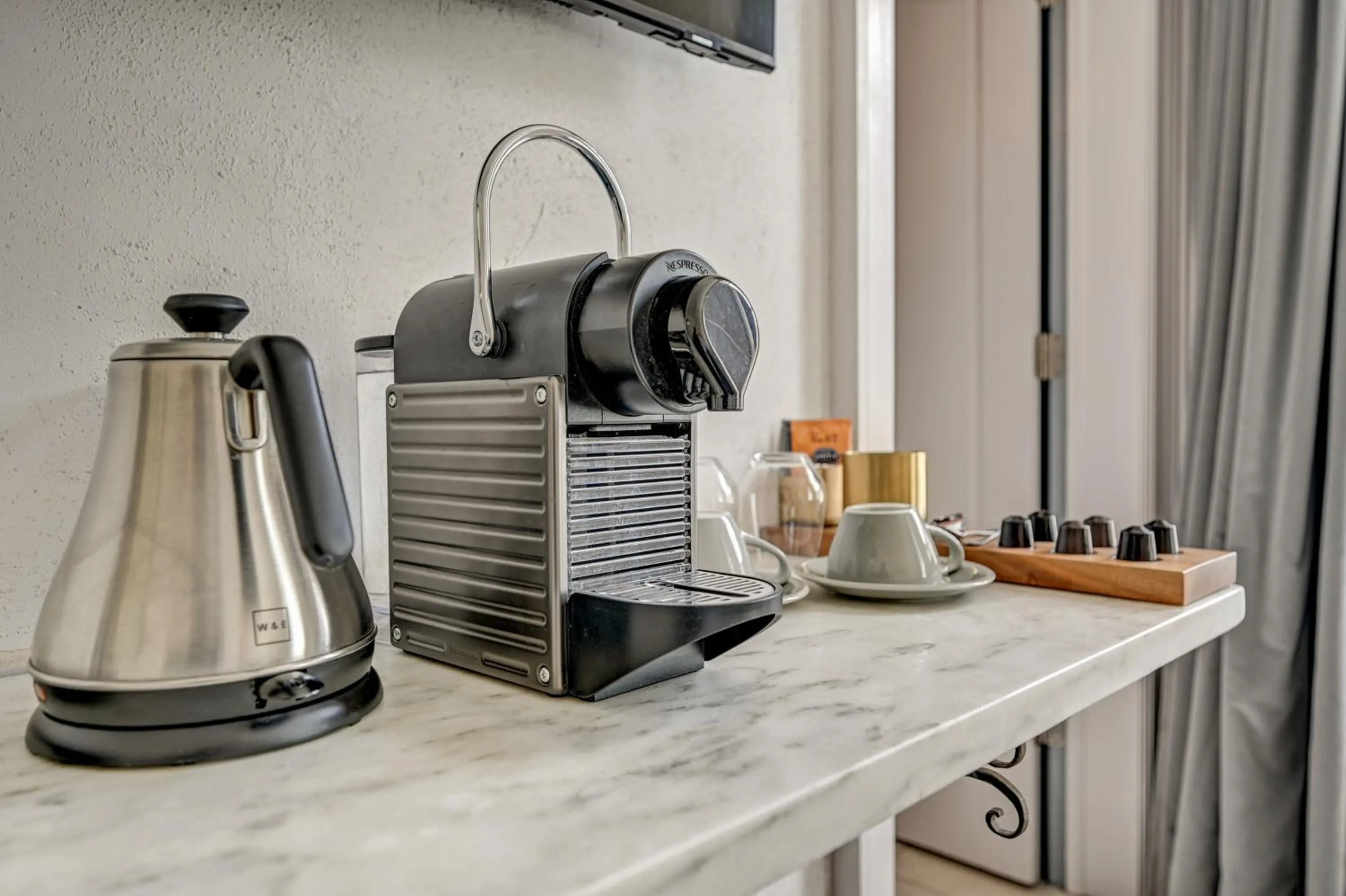 Coffee/tea facilities in Surf Hotel & Chateau