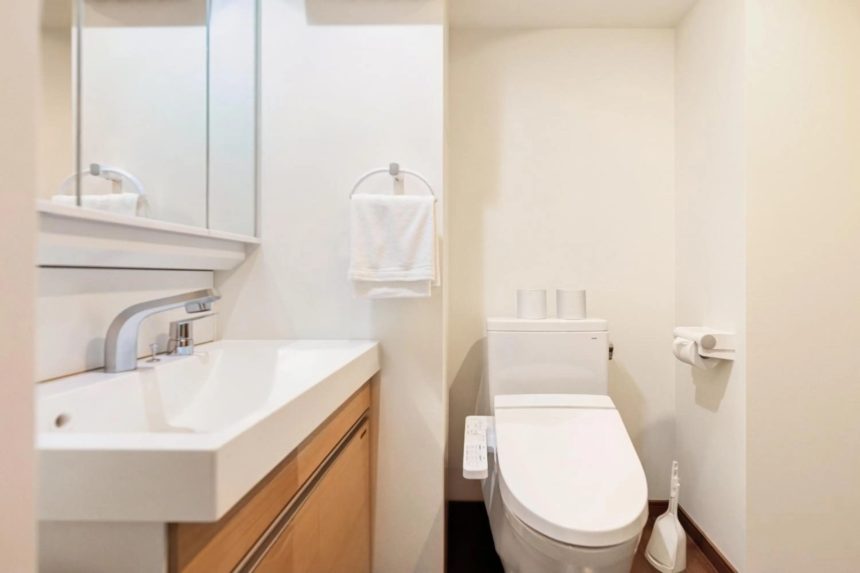 Toilet in The Premium Namba Minami ザ・プレミアム難波南 - Self Check-In Only