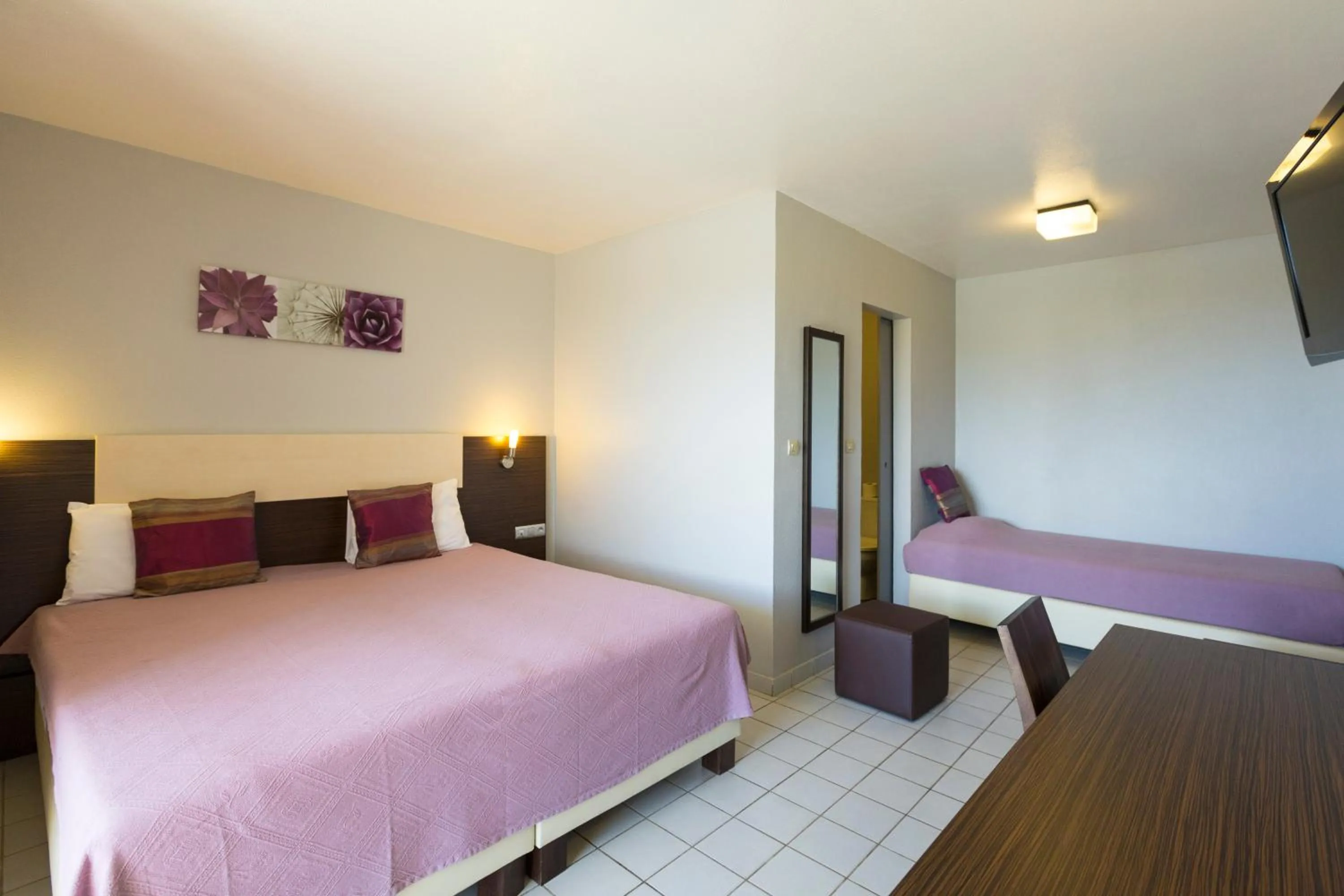 Photo of the whole room, Bed in Hotel Atlantis