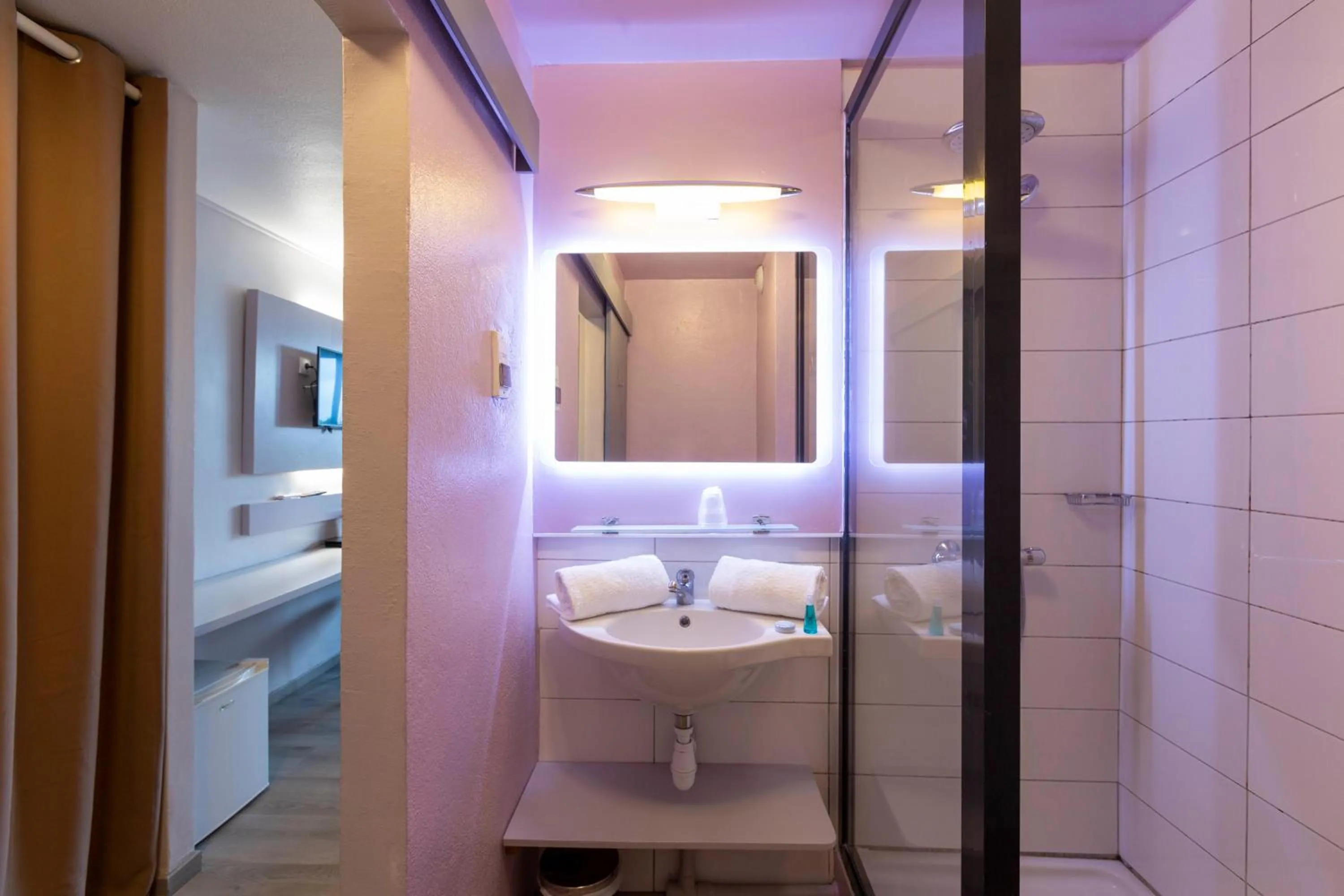 Bathroom, Bed in Hotel Atlantis