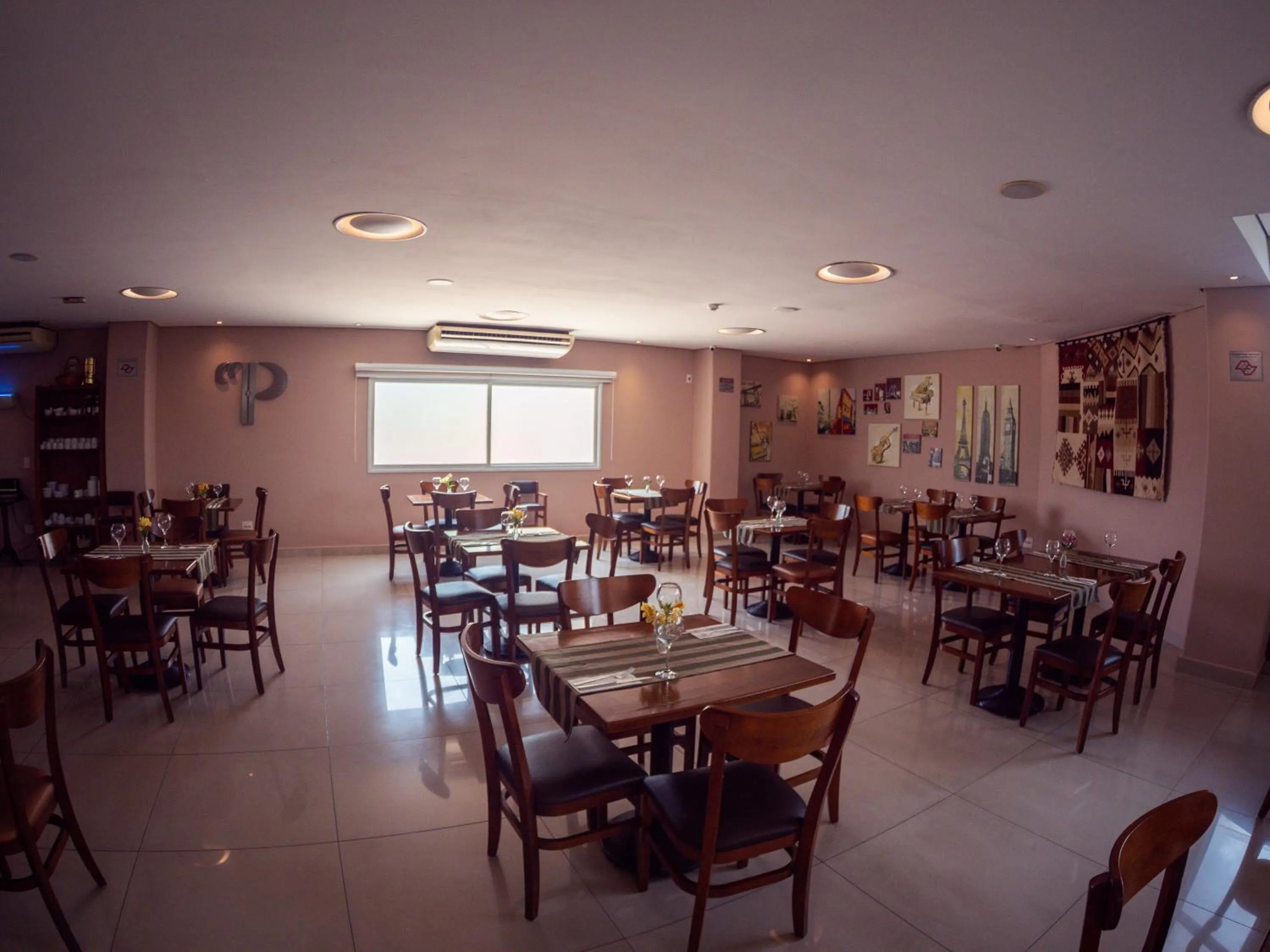 Restaurant/places to eat in Ipe Center Hotel