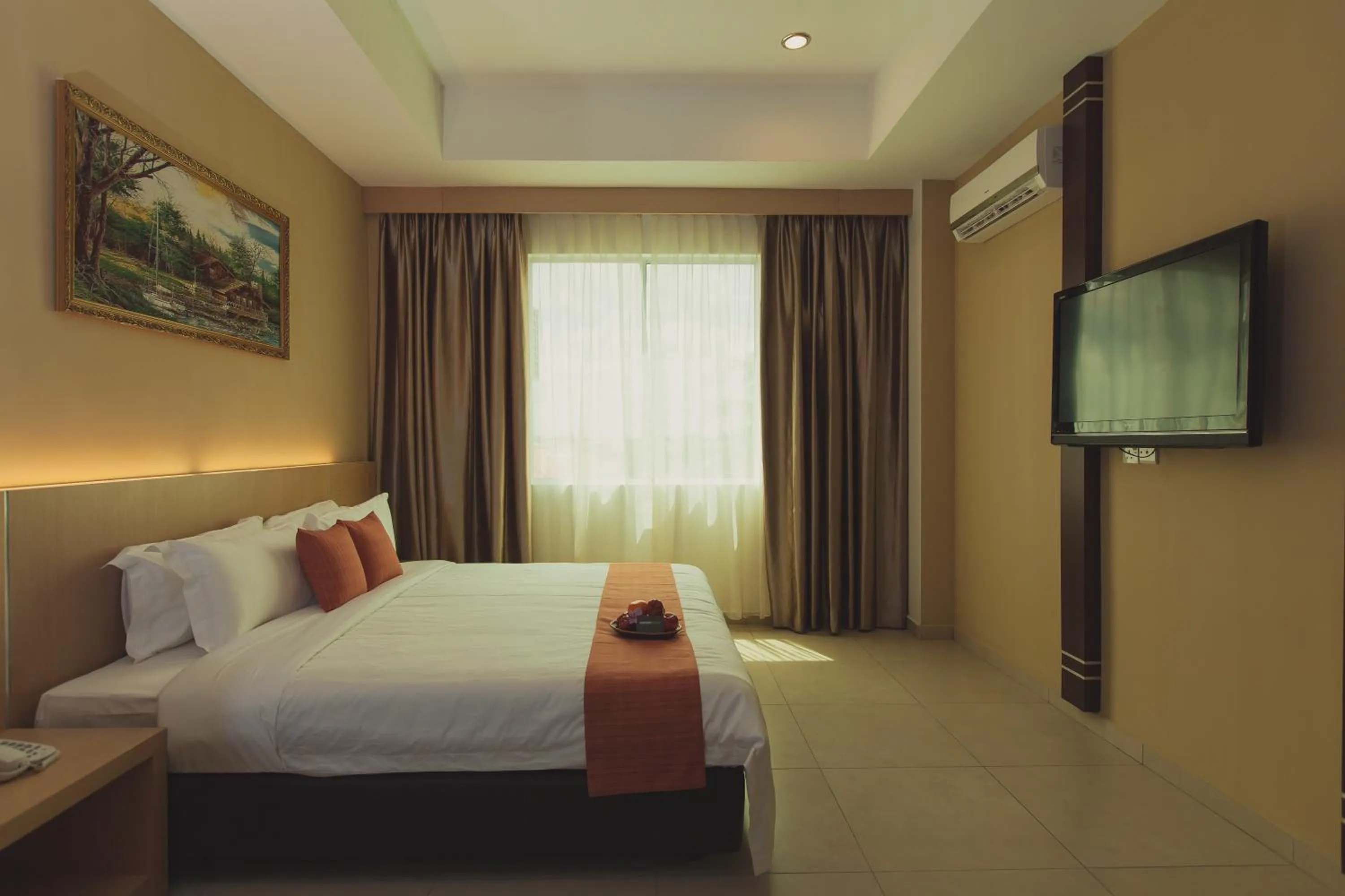 Bedroom, Bed in Paragon Lutong Hotel