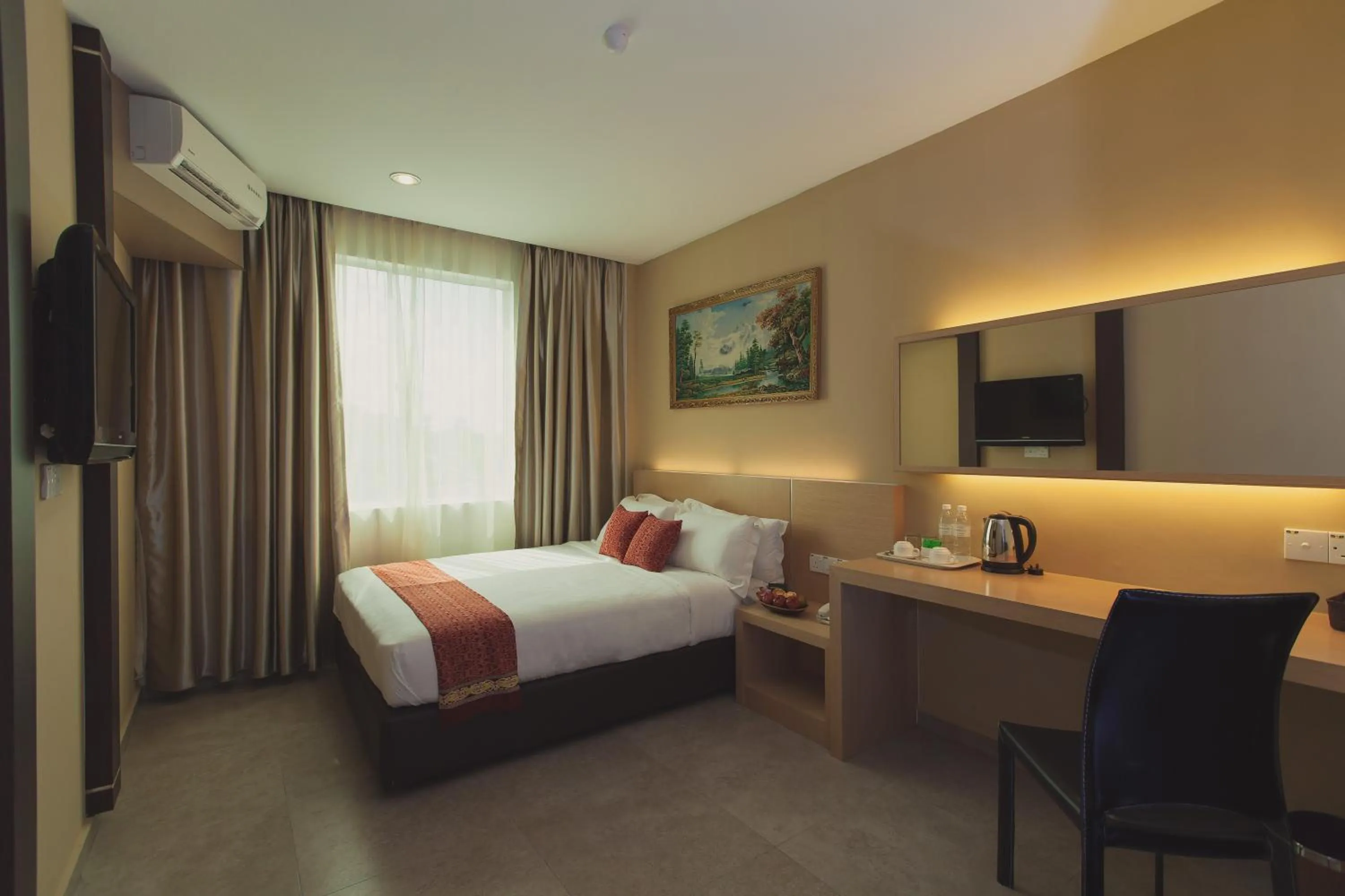 Bedroom, Bed in Paragon Lutong Hotel
