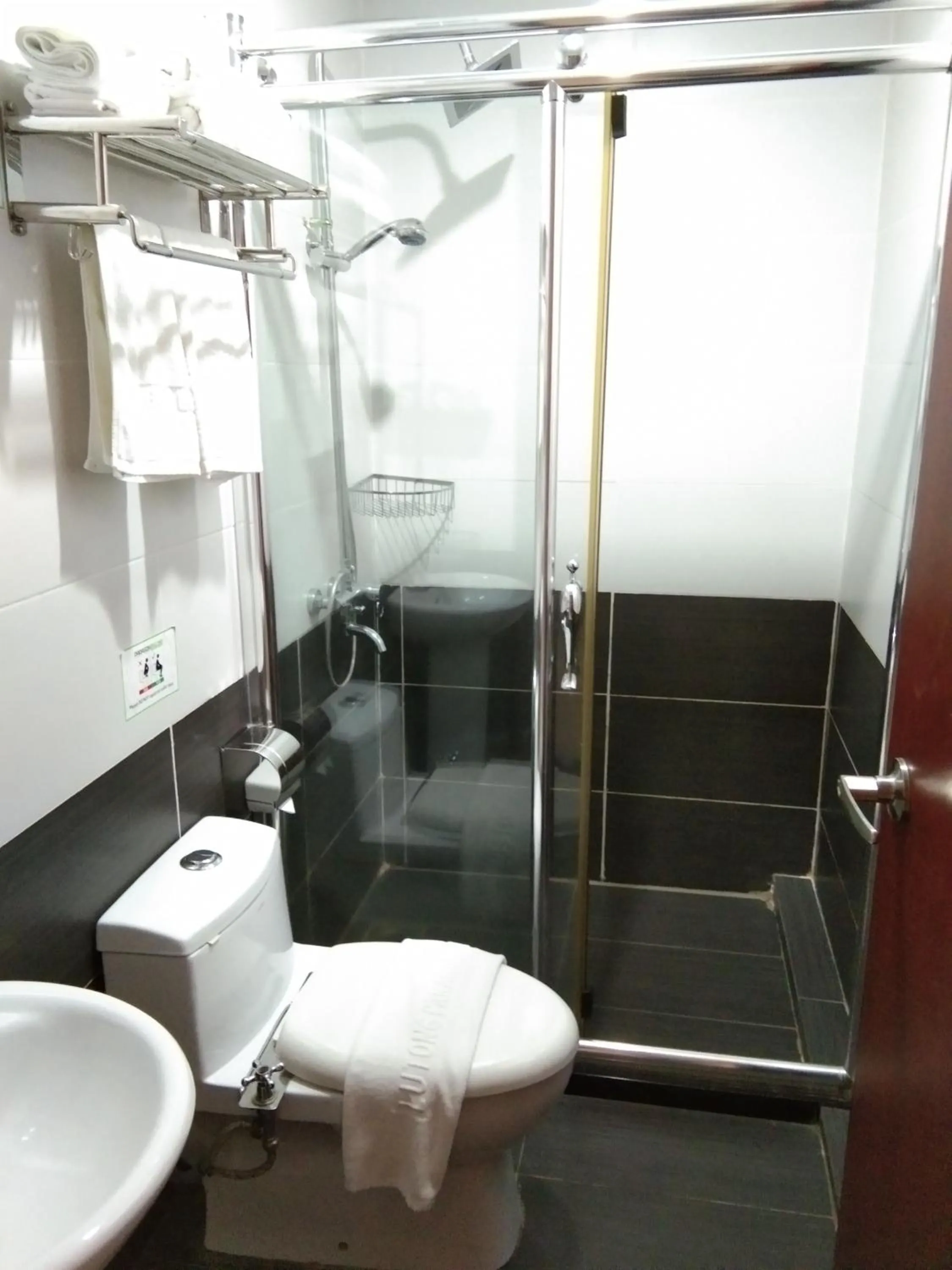 Bathroom in Paragon Lutong Hotel
