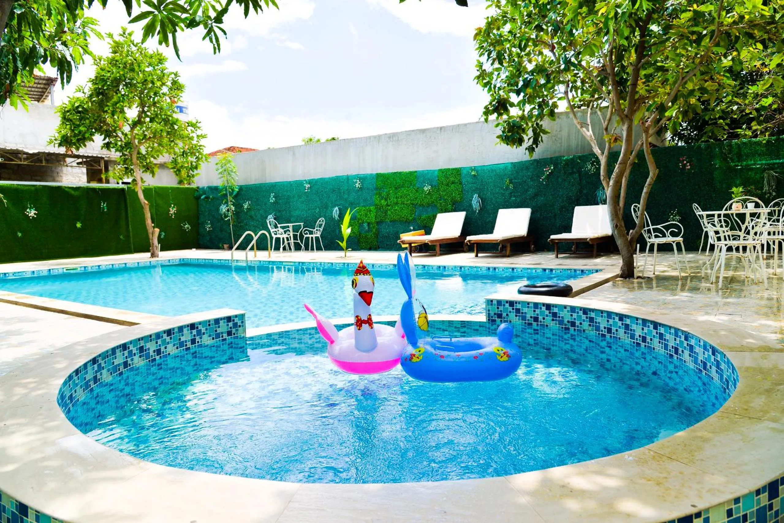 Swimming pool in Nohana Hotel