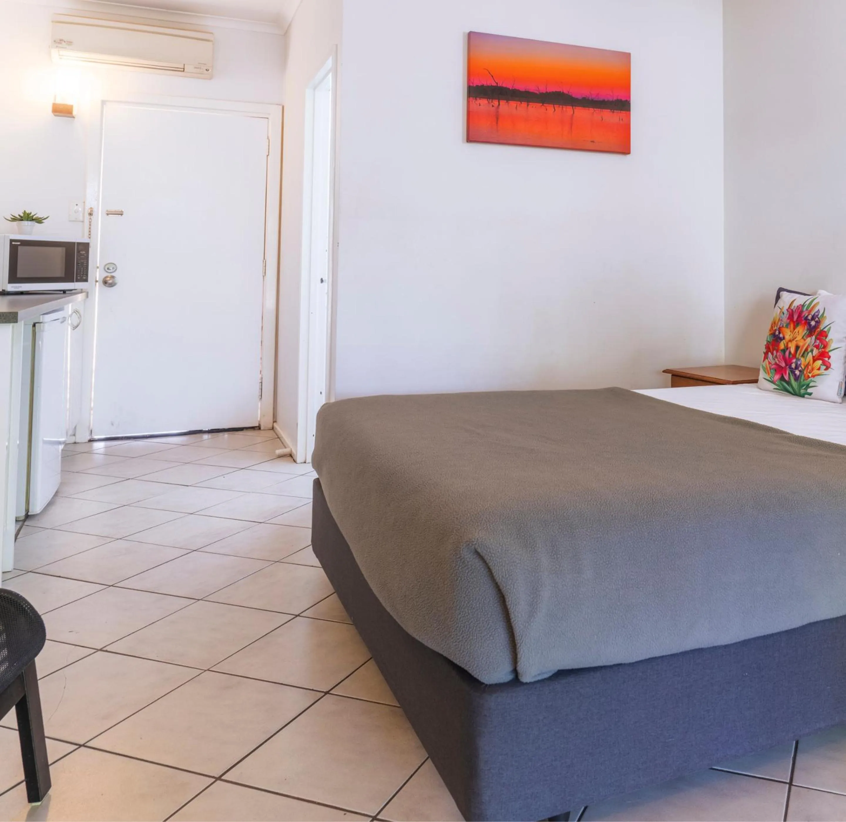 Kitchen or kitchenette, Bed in Kimberley Croc Motel