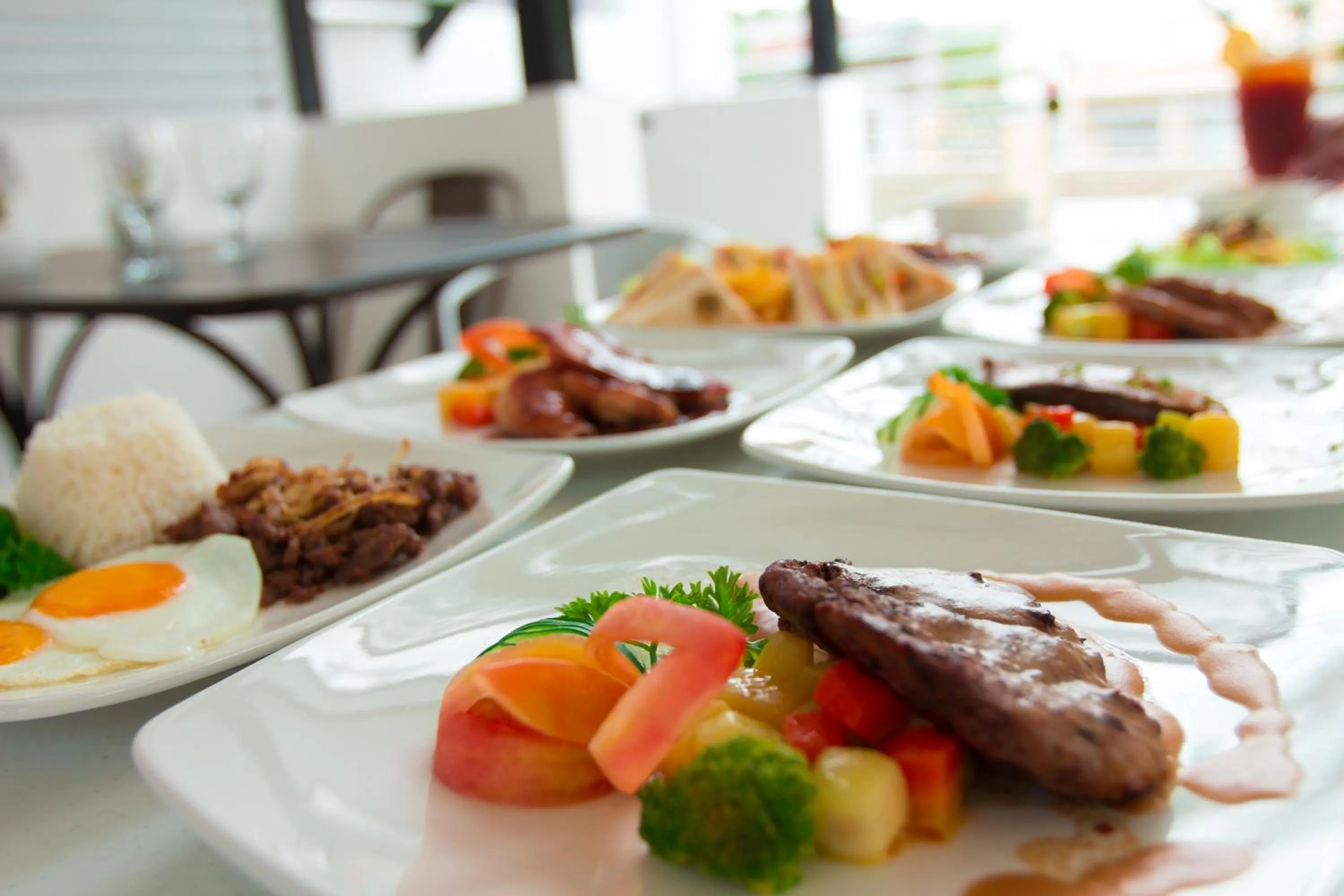 Restaurant/places to eat in Zerenity Hotel & Suites