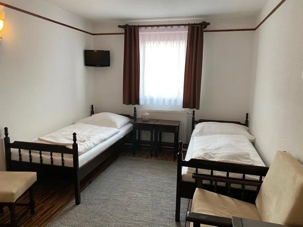 Photo of the whole room, Bed in Motel M