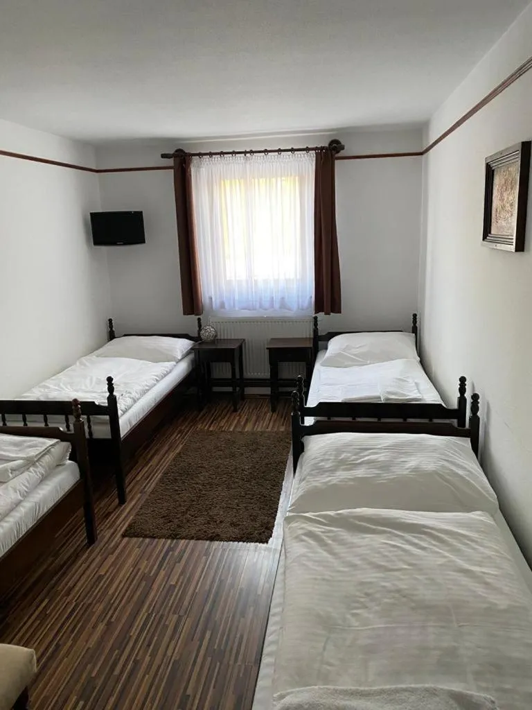 Photo of the whole room, Bed in Motel M