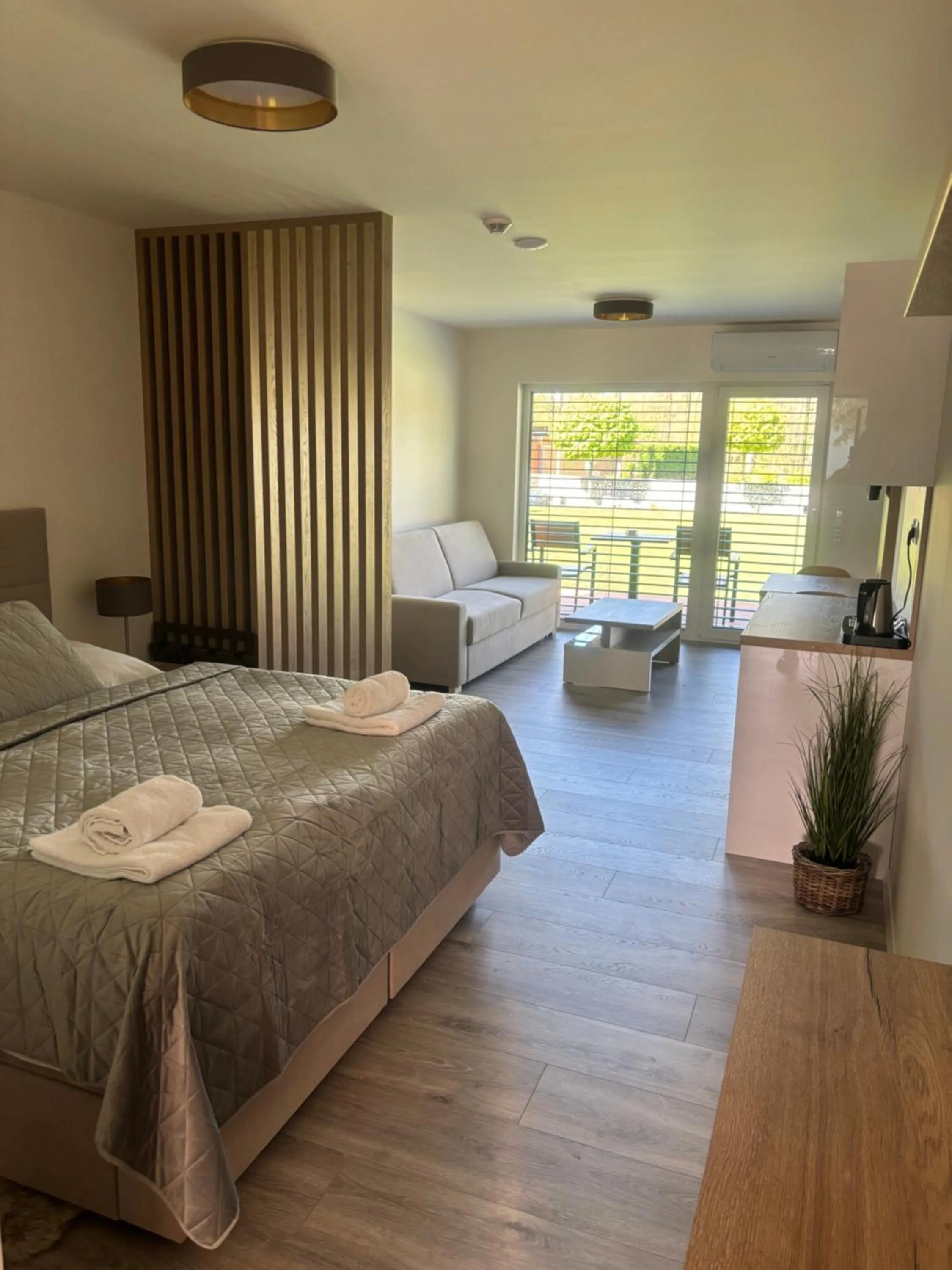 Photo of the whole room, Bed in Motel M