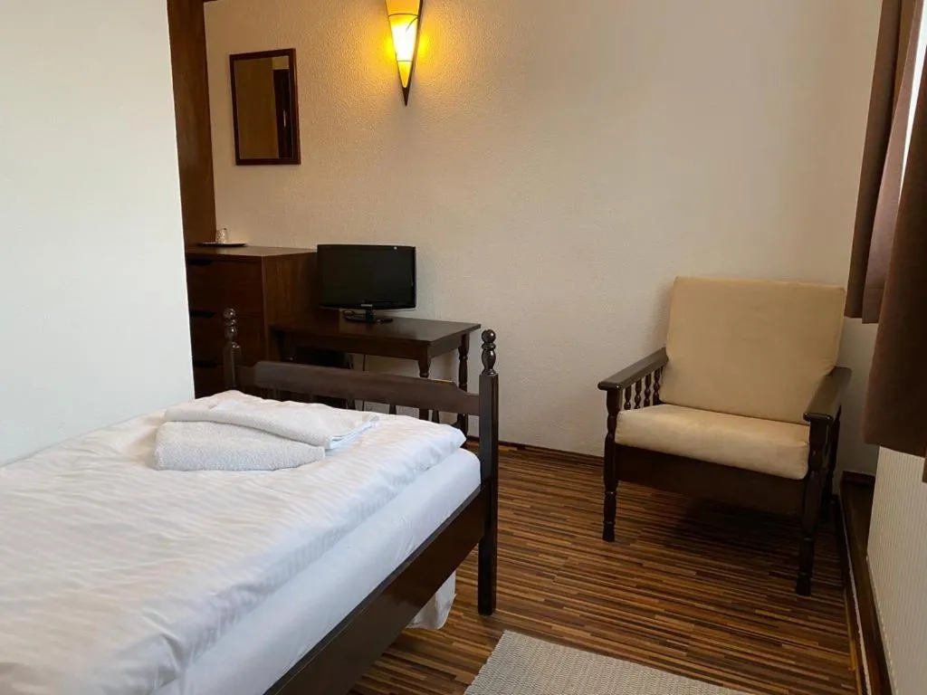 Photo of the whole room, Bed in Motel M