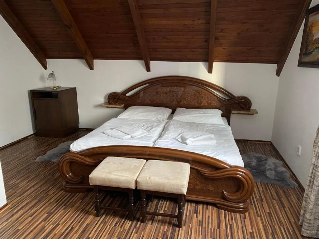 Photo of the whole room, Bed in Motel M