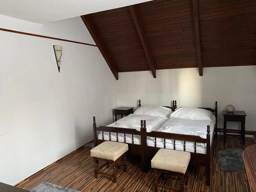 Photo of the whole room, Bed in Motel M