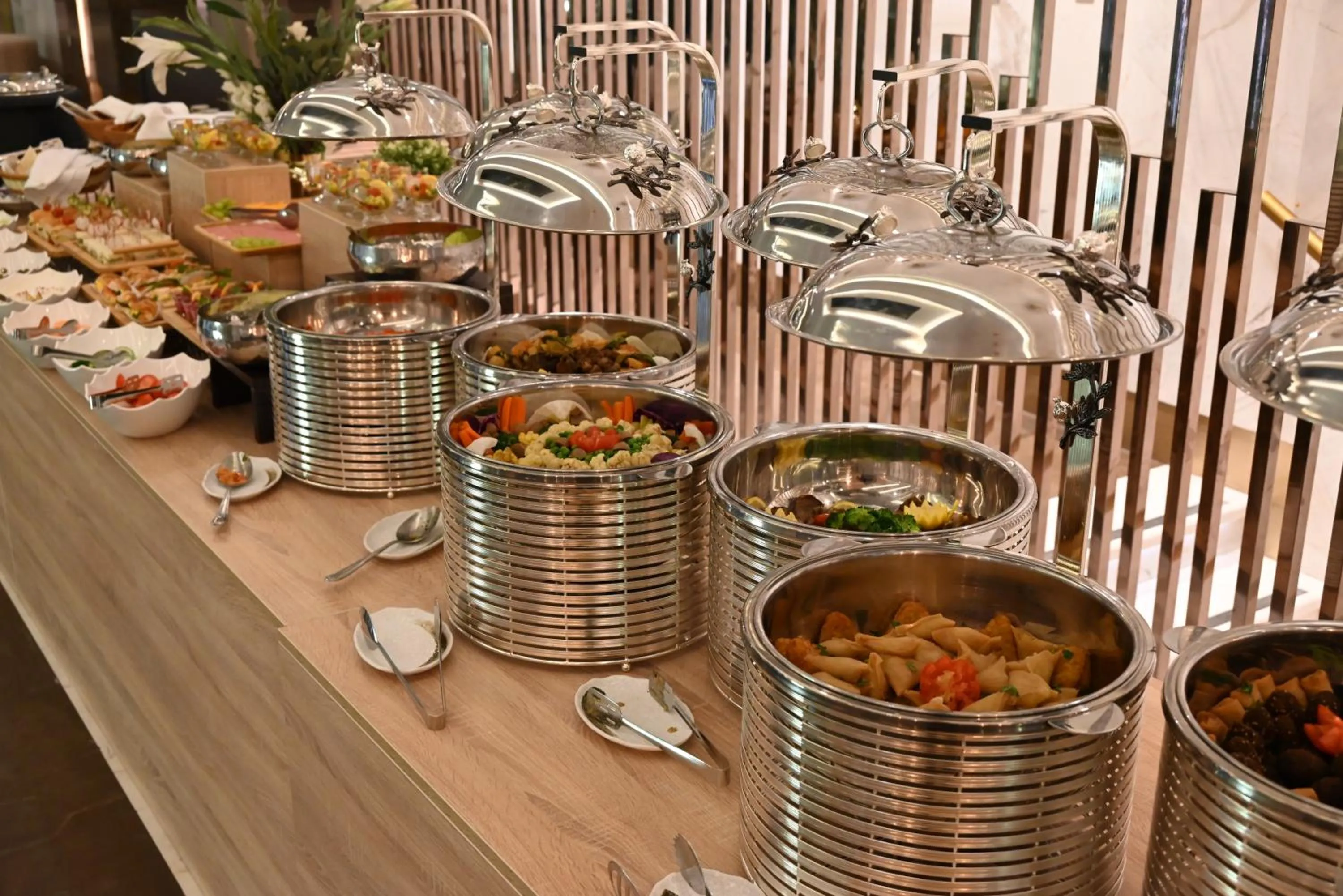 Restaurant/places to eat in Green Park Hotel