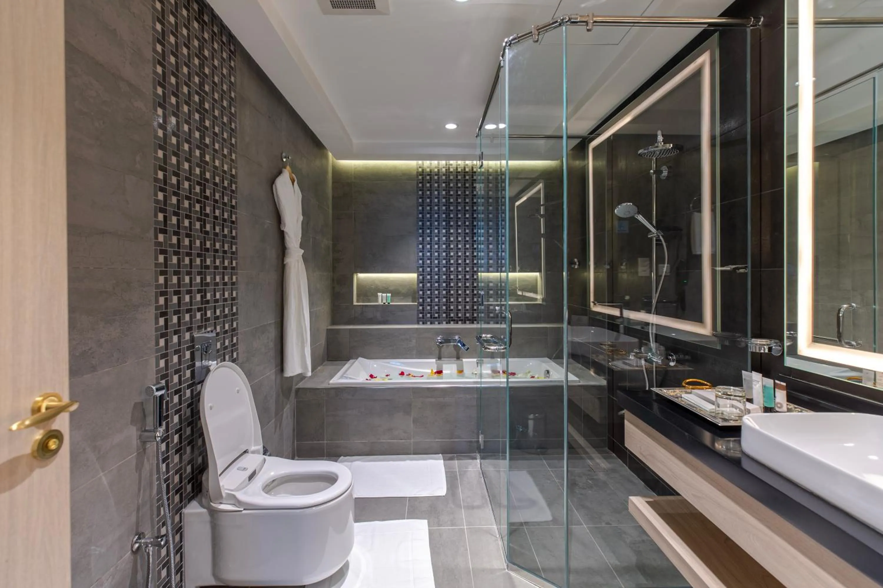 Shower in Green Park Hotel