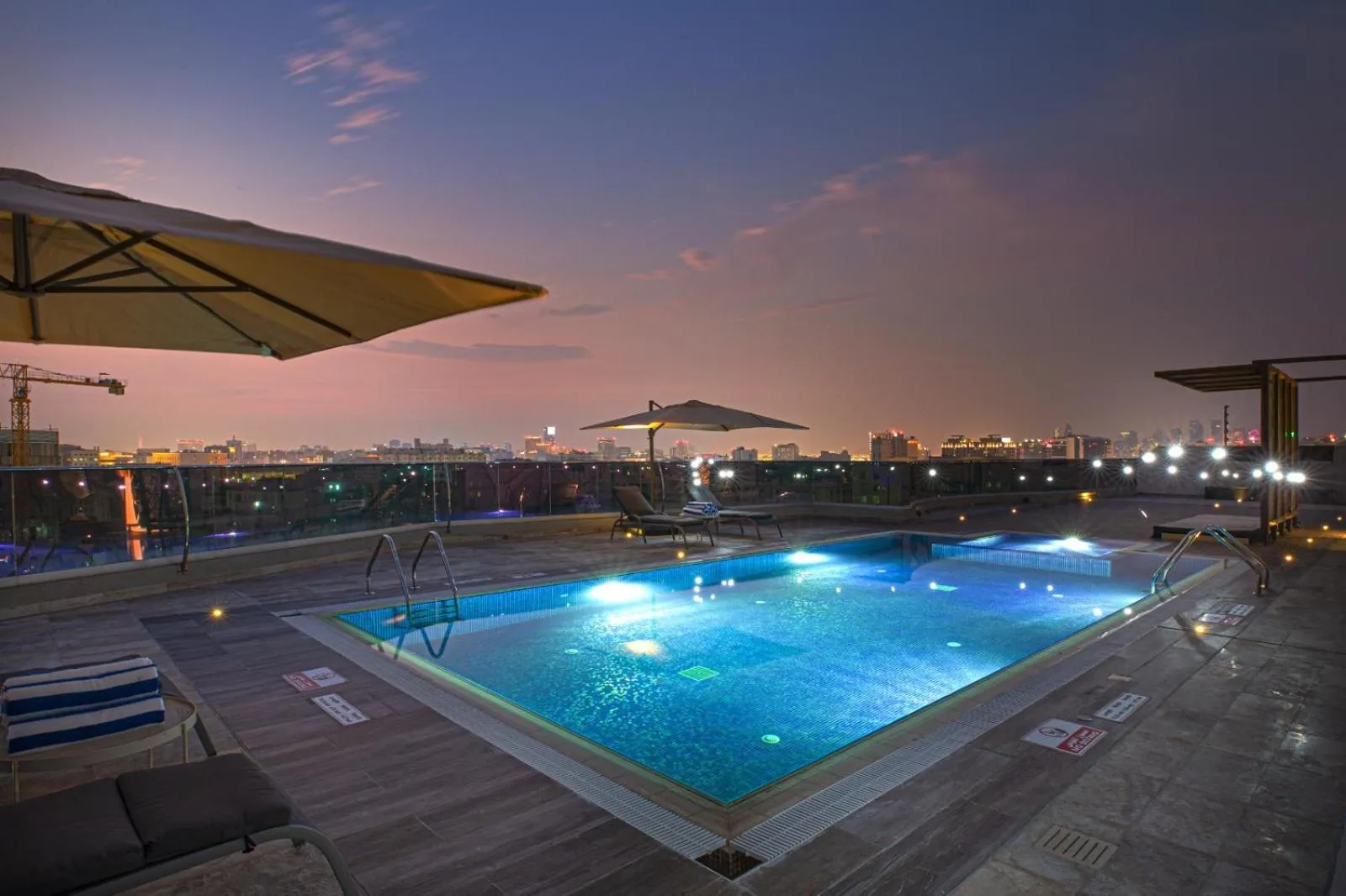 Swimming pool in Green Park Hotel