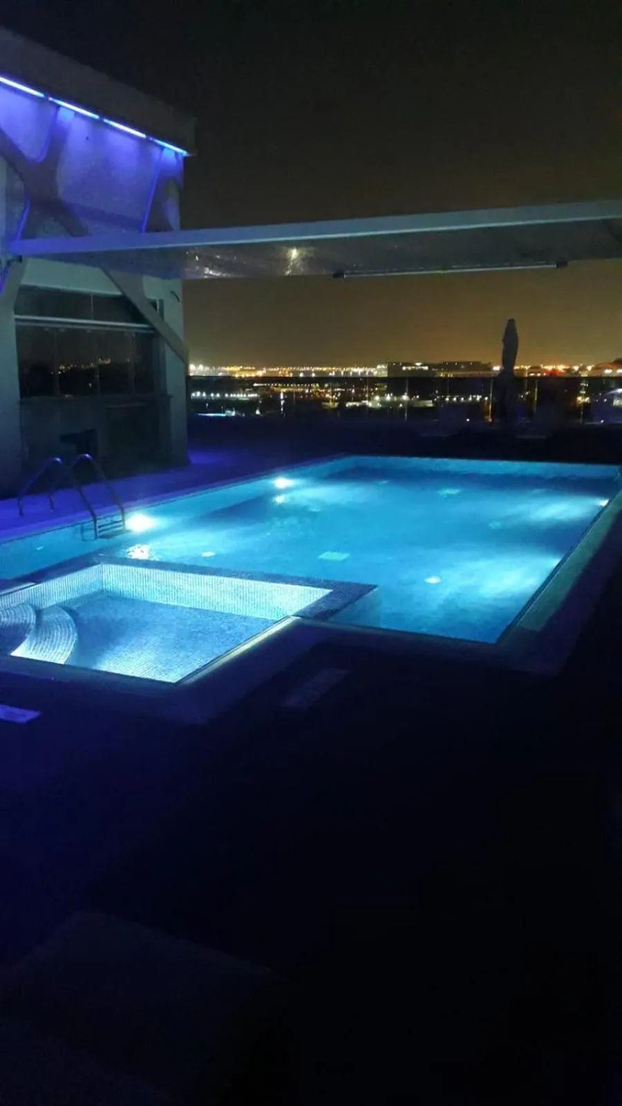 Swimming pool in Green Park Hotel