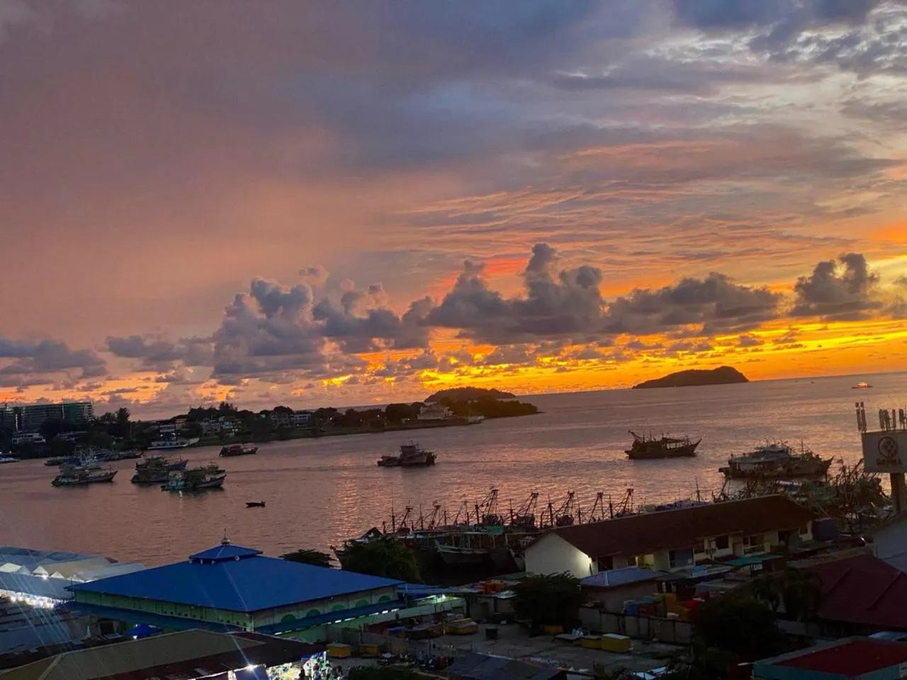 Sunset in The Shore @ Usanz Heaven Suites