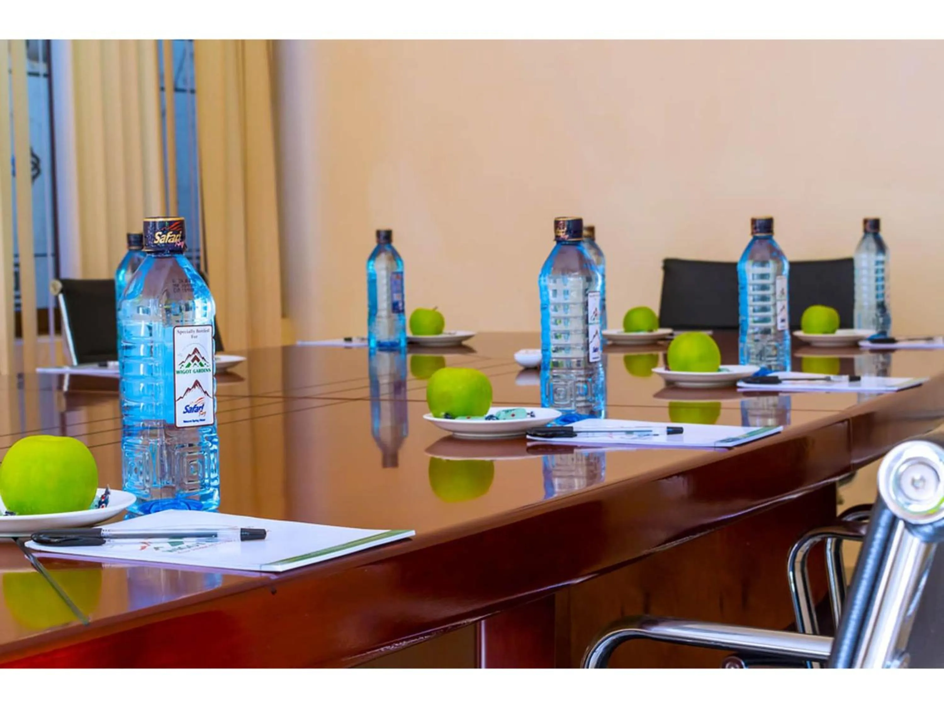 Food and drinks in Wigot Gardens Hotel