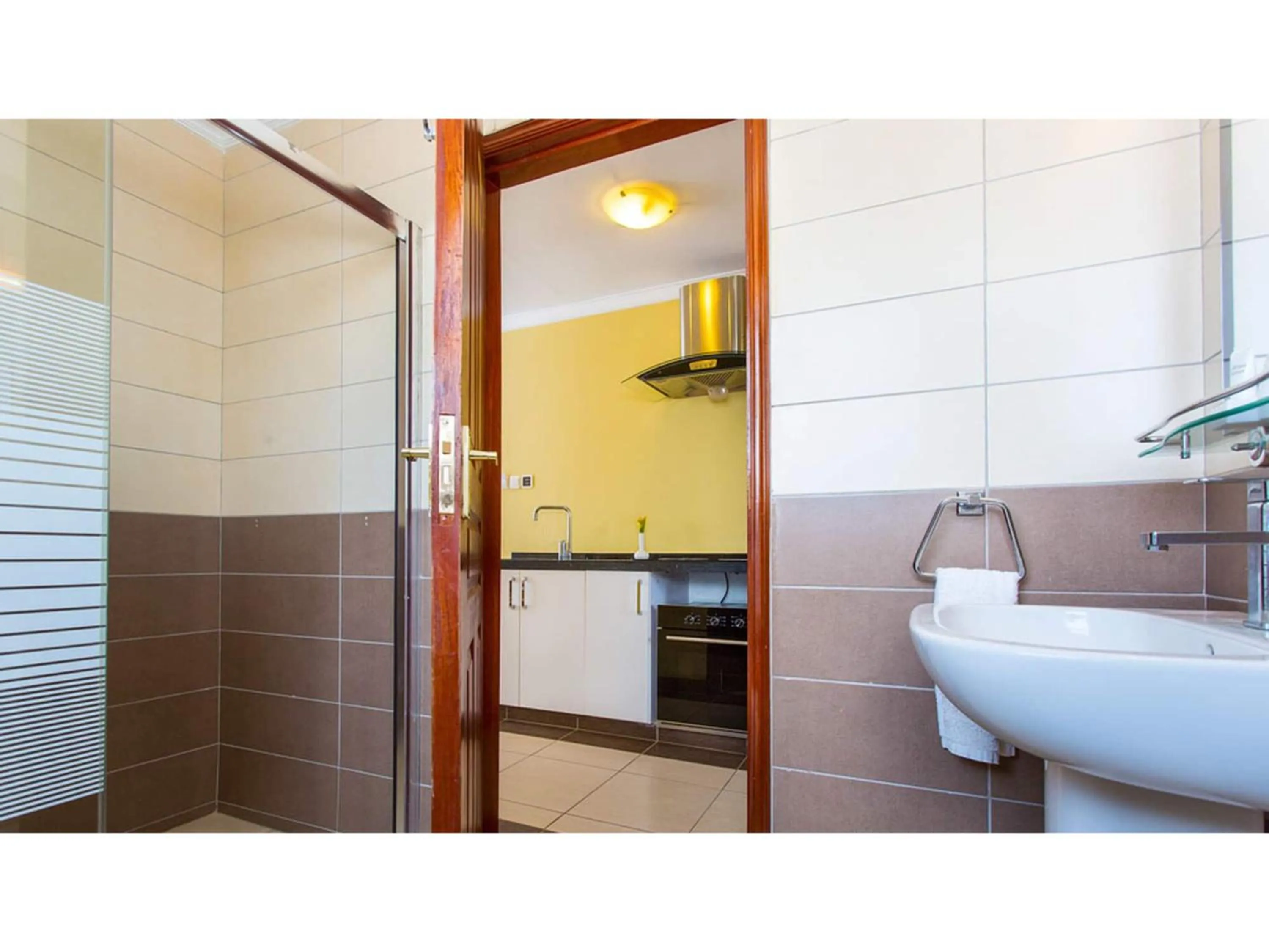 Shower in Wigot Gardens Hotel