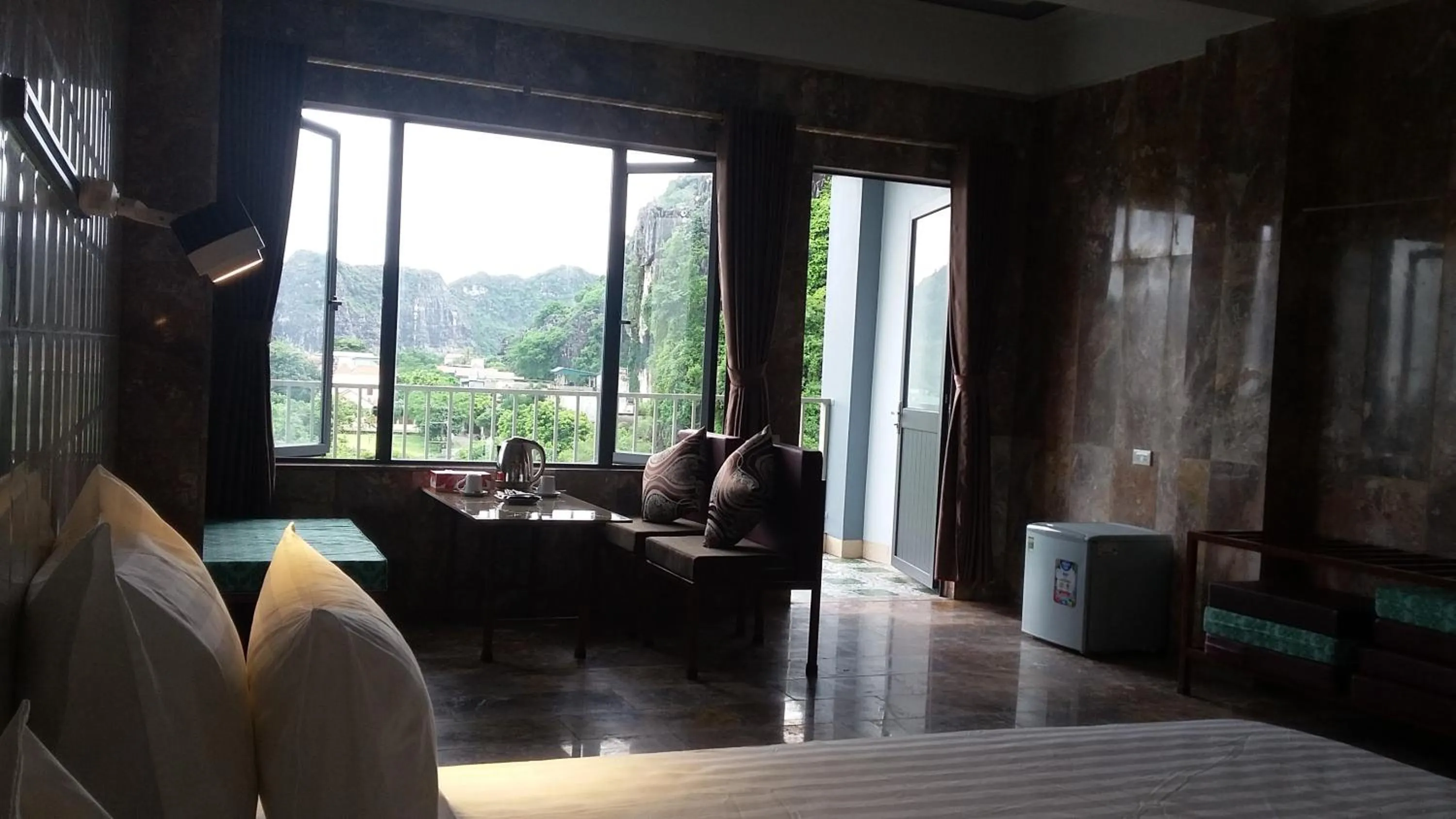 Photo of the whole room in Limestone View Homestay
